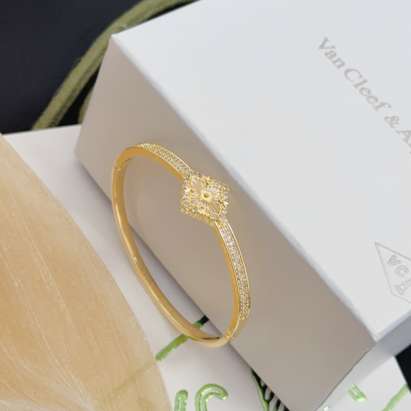 Van Cleef Arpels Lucky Spring bracelet Yellow gold white mother-of-pearl clear diamonds 17cm