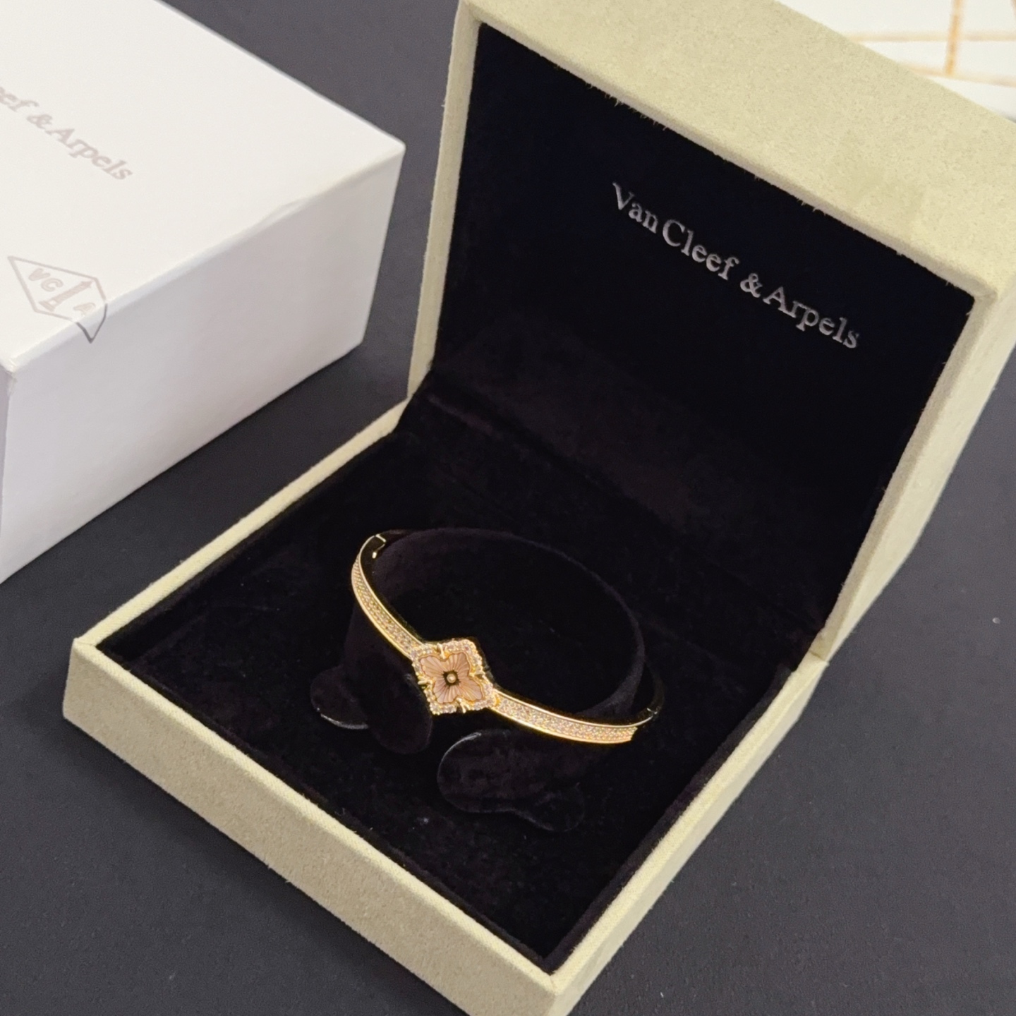 Van Cleef Arpels Lucky Spring bracelet Yellow gold white mother-of-pearl clear diamonds 17cm