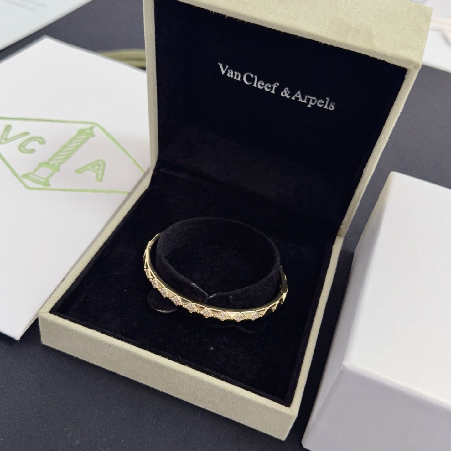 Bracciale Van Cleef Arpels Perlee Couleurs Or Rose in oro giallo con accenti di diamanti chiari 17 cm