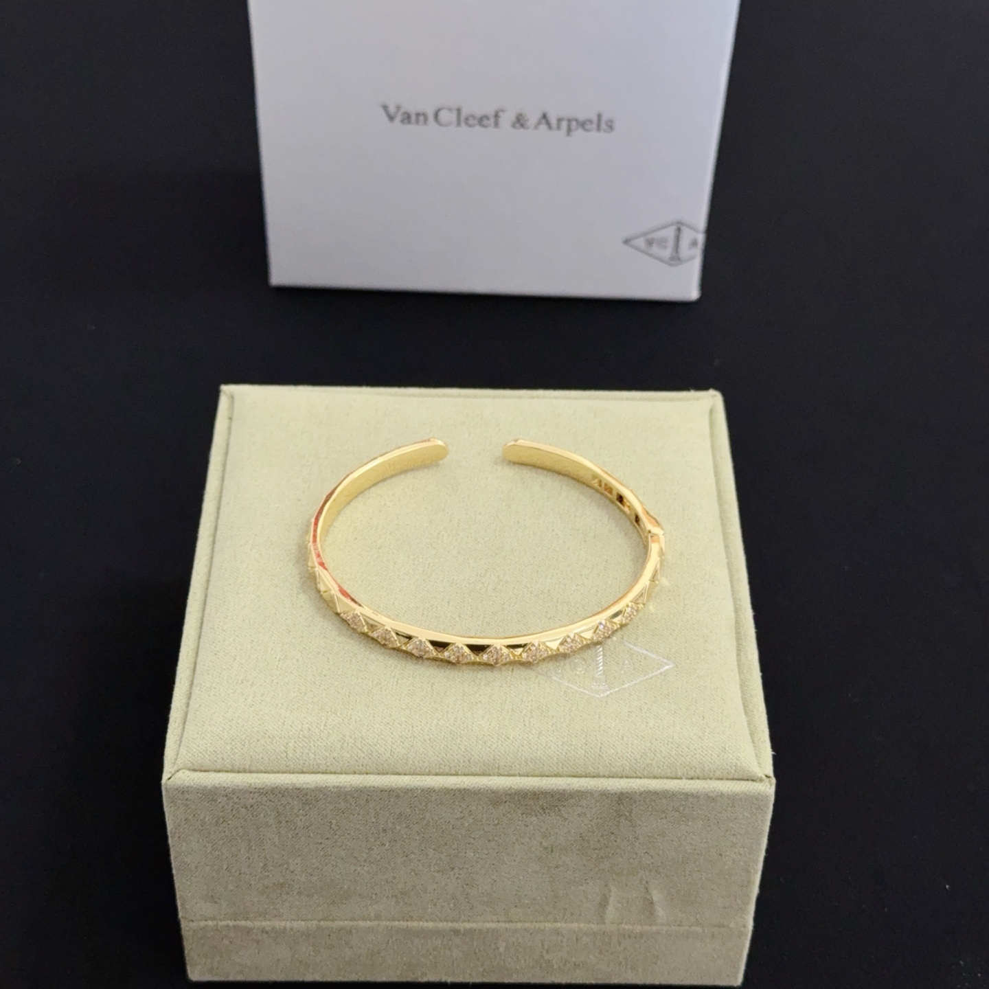 Bracciale Van Cleef Arpels Perlee Couleurs Or Rose in oro giallo con accenti di diamanti chiari 17 cm