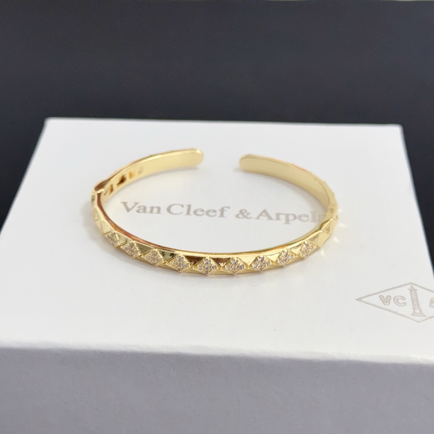Bracciale Van Cleef Arpels Perlee Couleurs Or Rose in oro giallo con accenti di diamanti chiari 17 cm