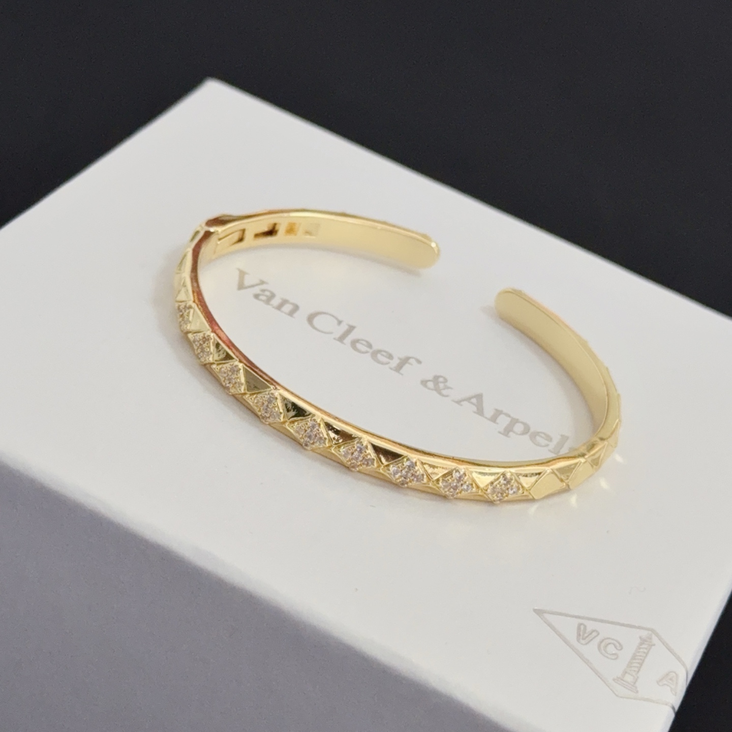 Bracciale Van Cleef Arpels Perlee Couleurs Or Rose in oro giallo con accenti di diamanti chiari 17 cm