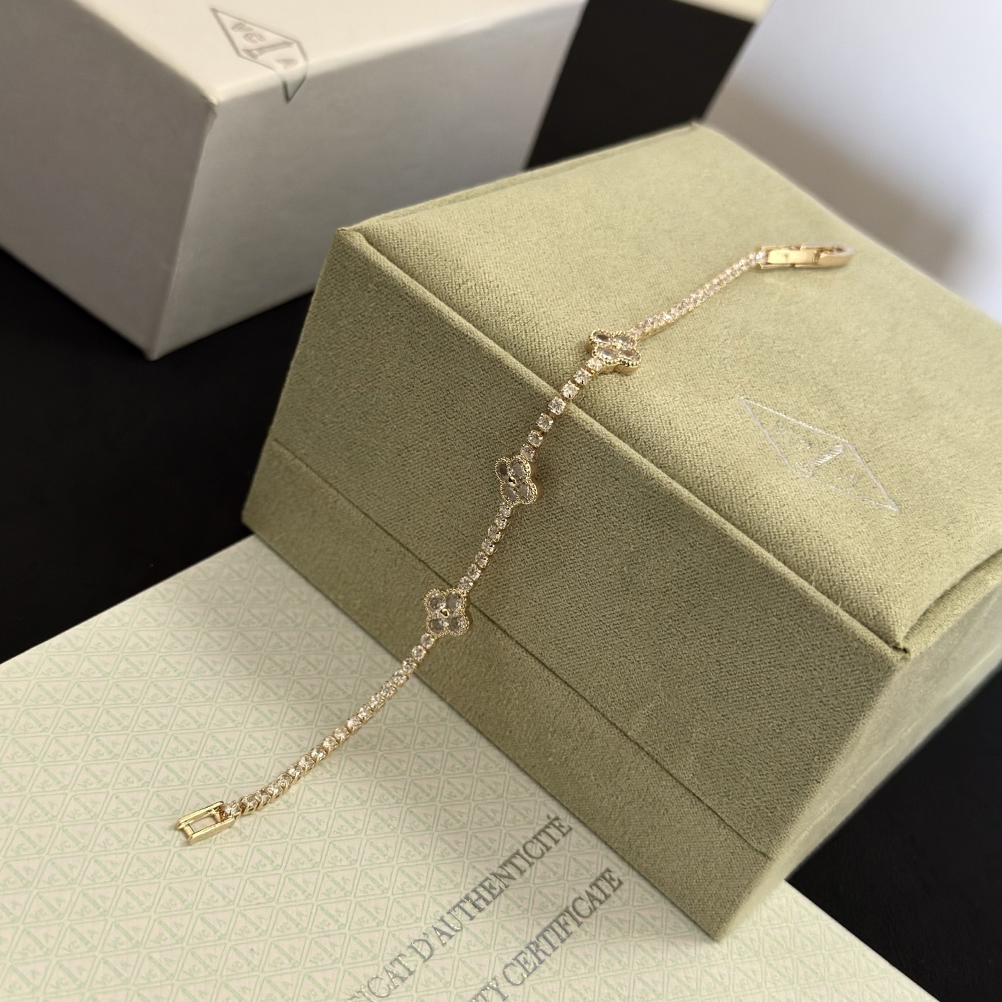 Bracciale Van Cleef Arpels Alhambra Oro giallo con diamanti trasparenti 17 cm