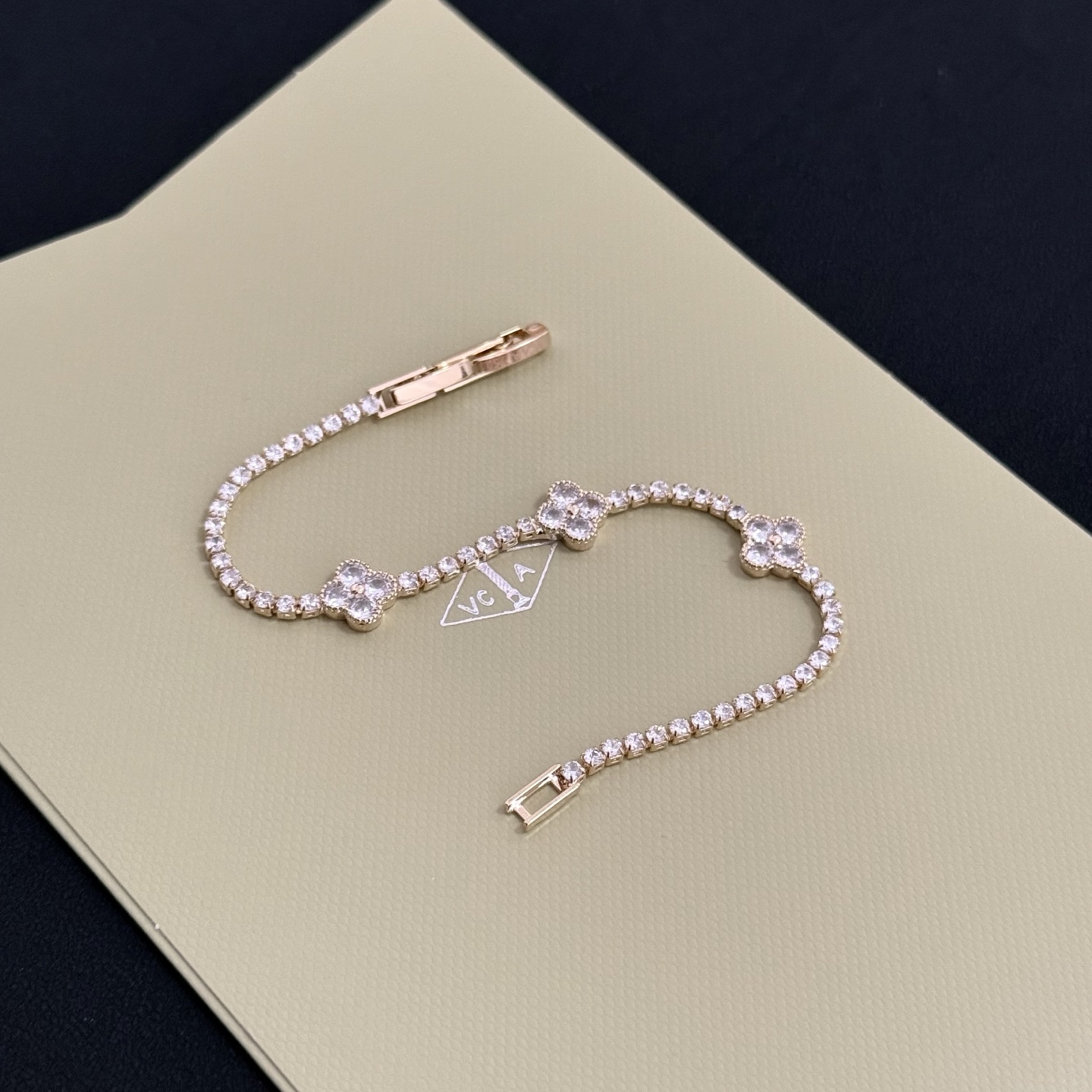 Bracciale Van Cleef Arpels Alhambra Oro giallo con diamanti trasparenti 17 cm