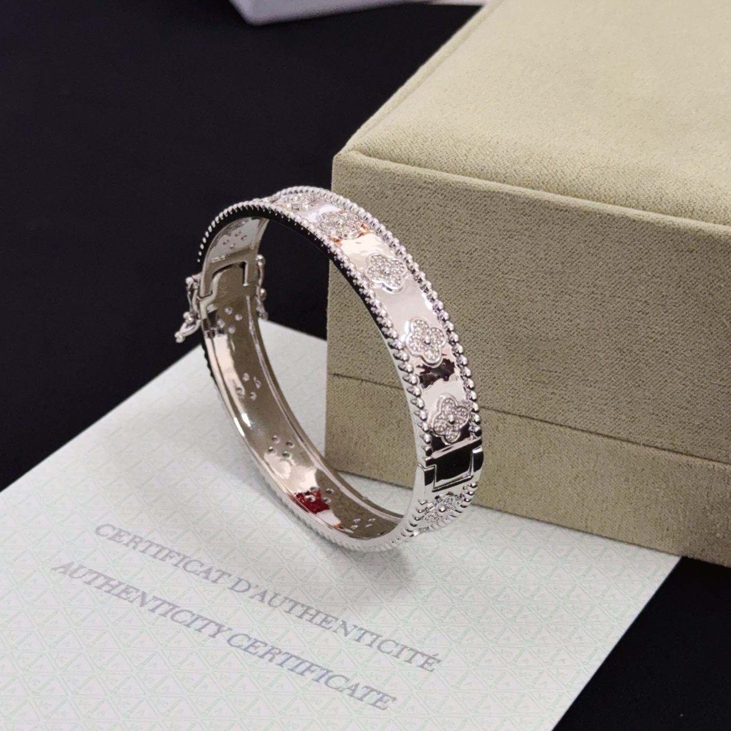 Bracciale Van Cleef Arpels Perlee Clovers Oro bianco con accenti di diamanti 17 cm