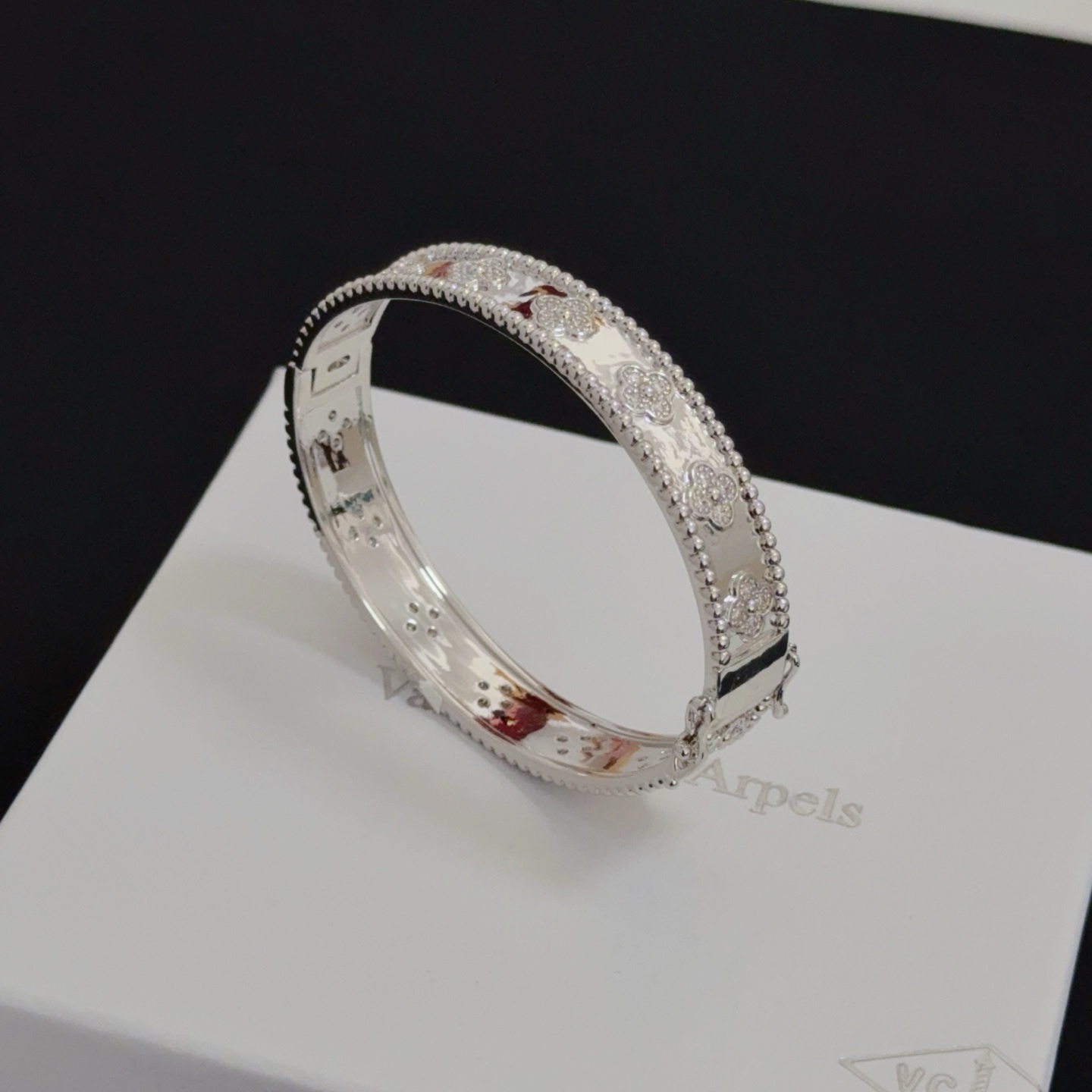 Bracciale Van Cleef Arpels Perlee Clovers Oro bianco con accenti di diamanti 17 cm