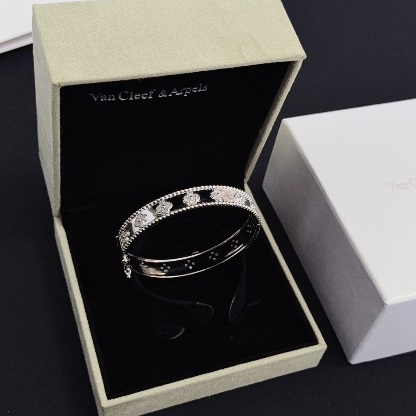 Bracciale Van Cleef Arpels Perlee Clovers Oro bianco con accenti di diamanti 17 cm