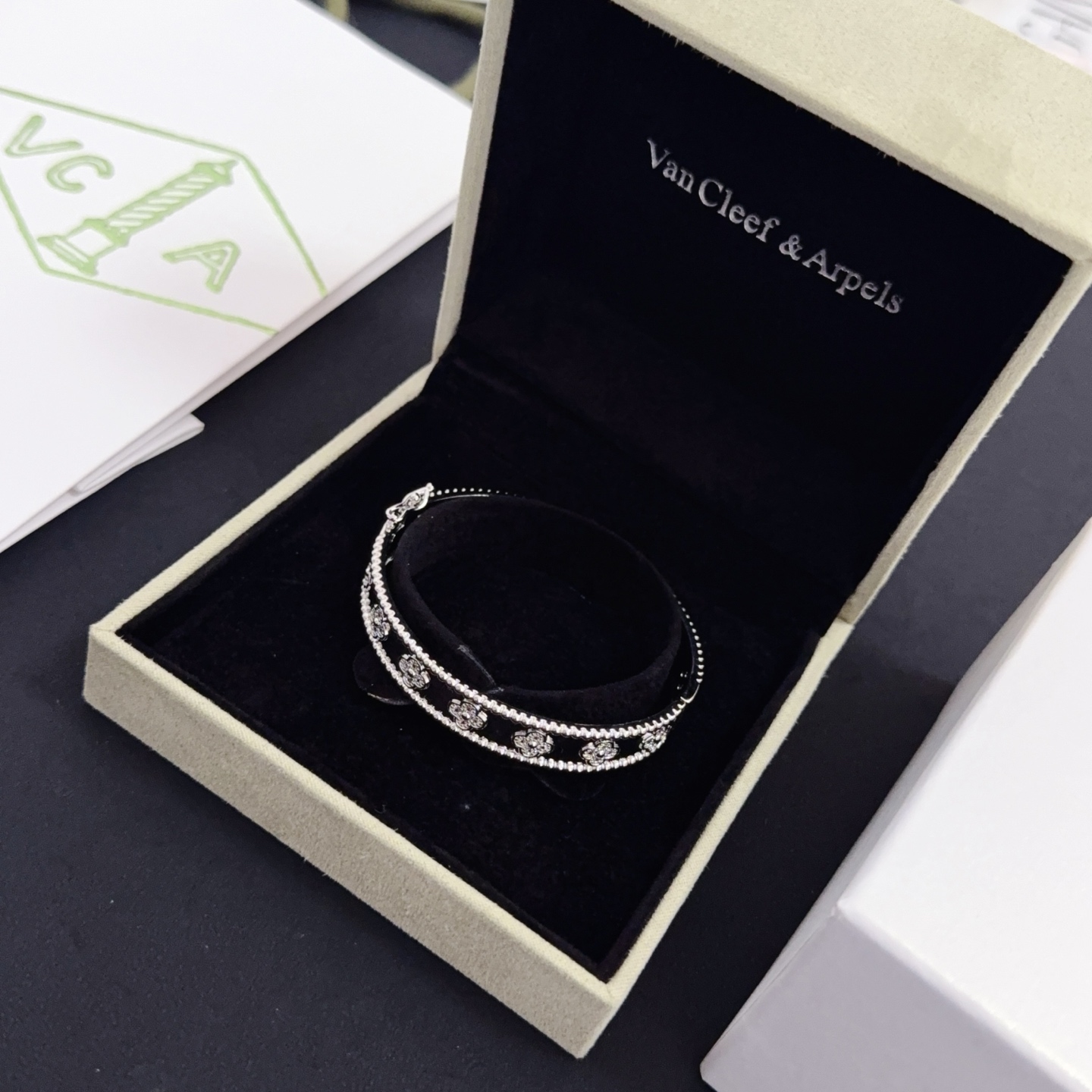 Bracciale Van Cleef Arpels Perlee Clovers Oro bianco con accenti di diamanti 17 cm