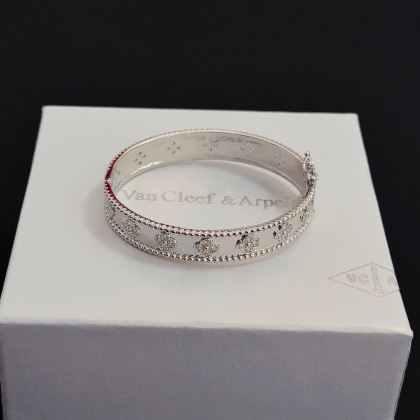 Bracciale Van Cleef Arpels Perlee Clovers Oro bianco con accenti di diamanti 17 cm