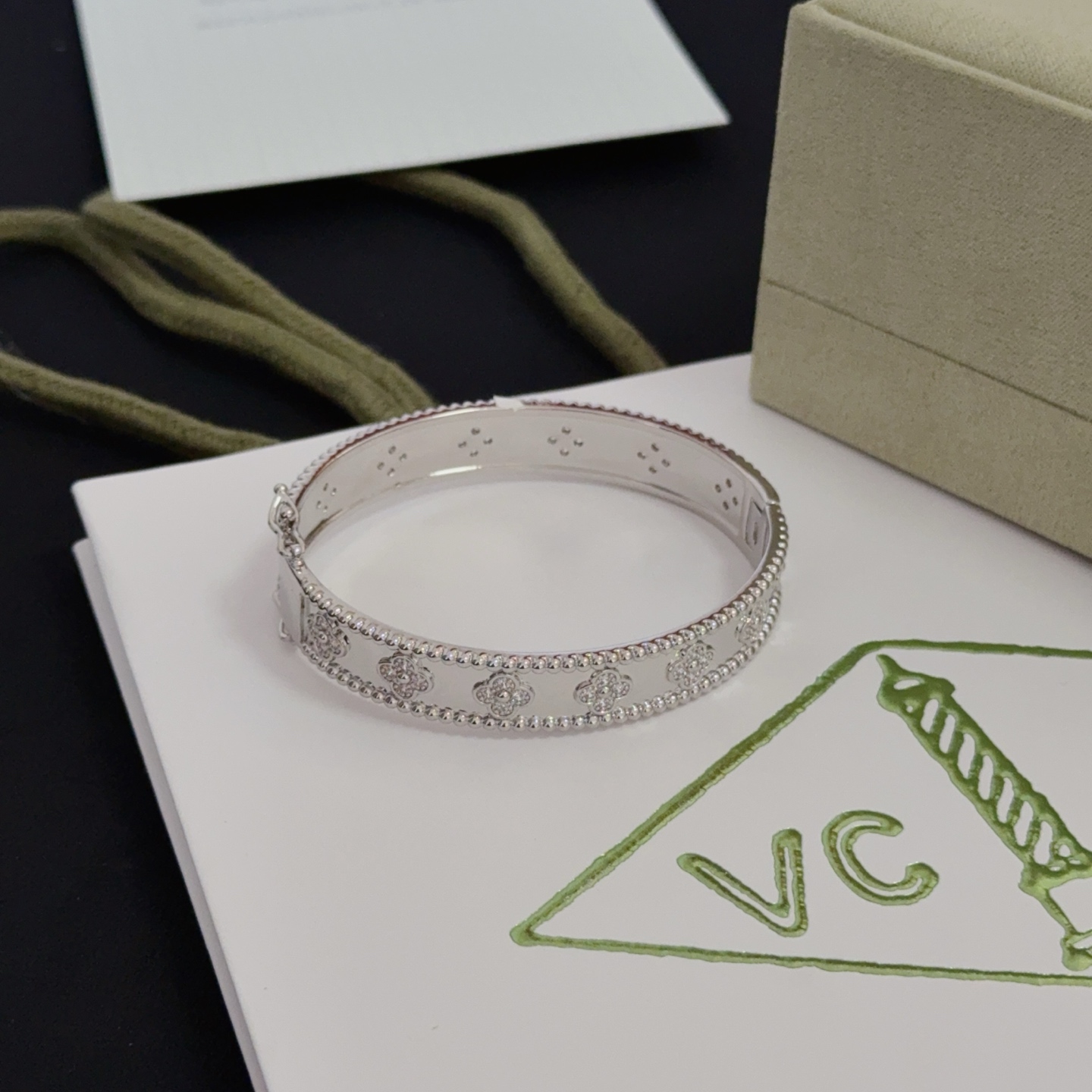 Bracciale Van Cleef Arpels Perlee Clovers Oro bianco con accenti di diamanti 17 cm