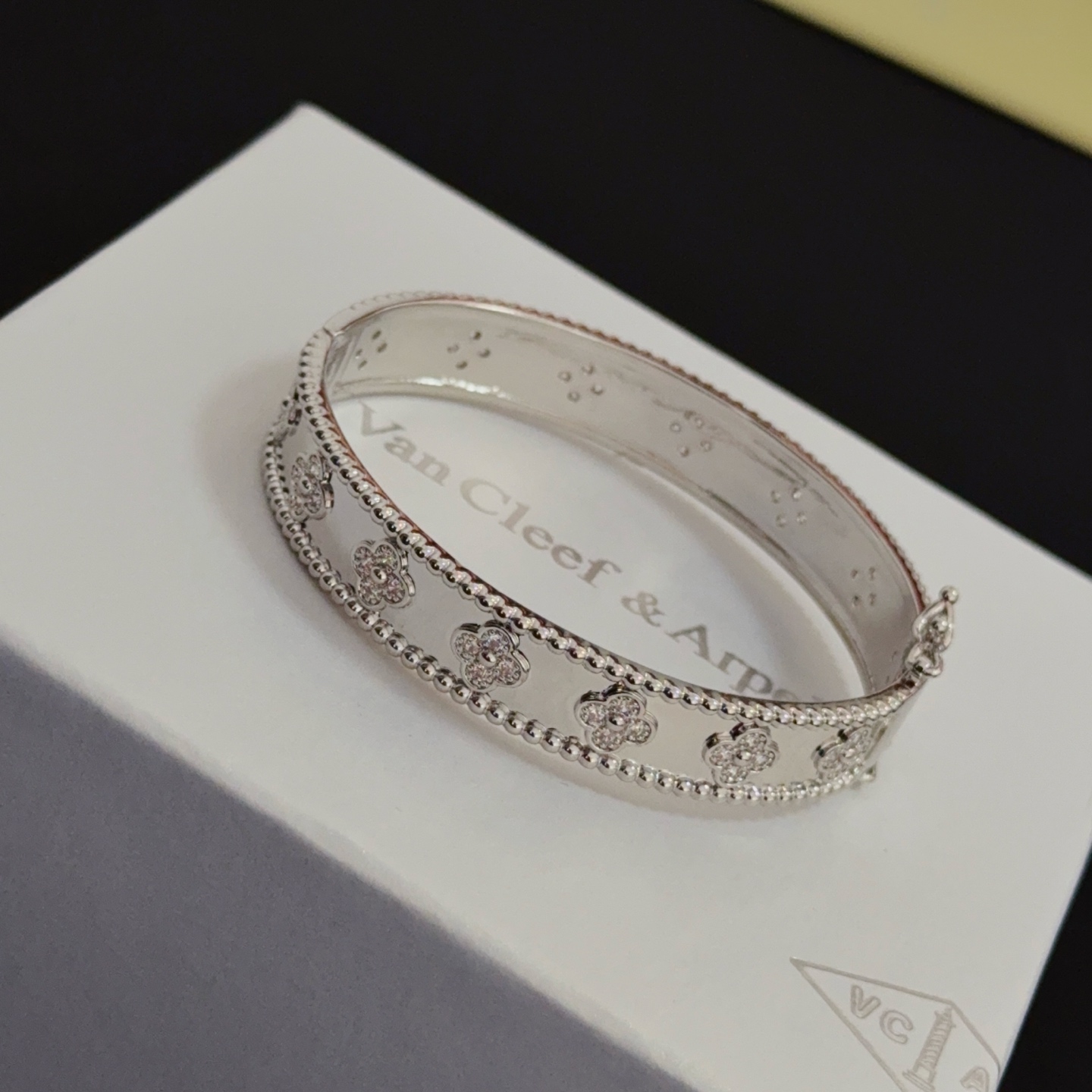 Bracciale Van Cleef Arpels Perlee Clovers Oro bianco con accenti di diamanti 17 cm