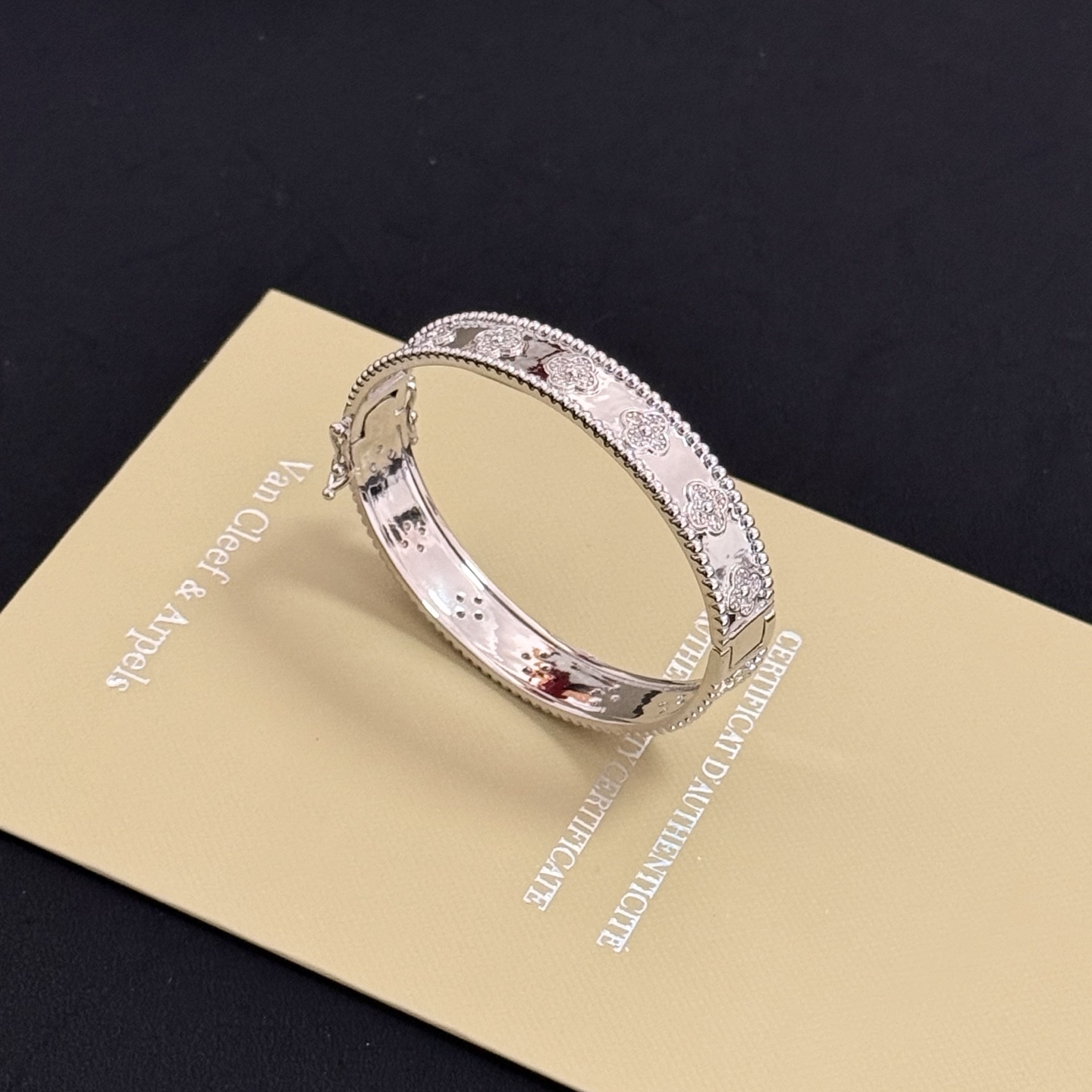 Bracciale Van Cleef Arpels Perlee Clovers Oro bianco con accenti di diamanti 17 cm