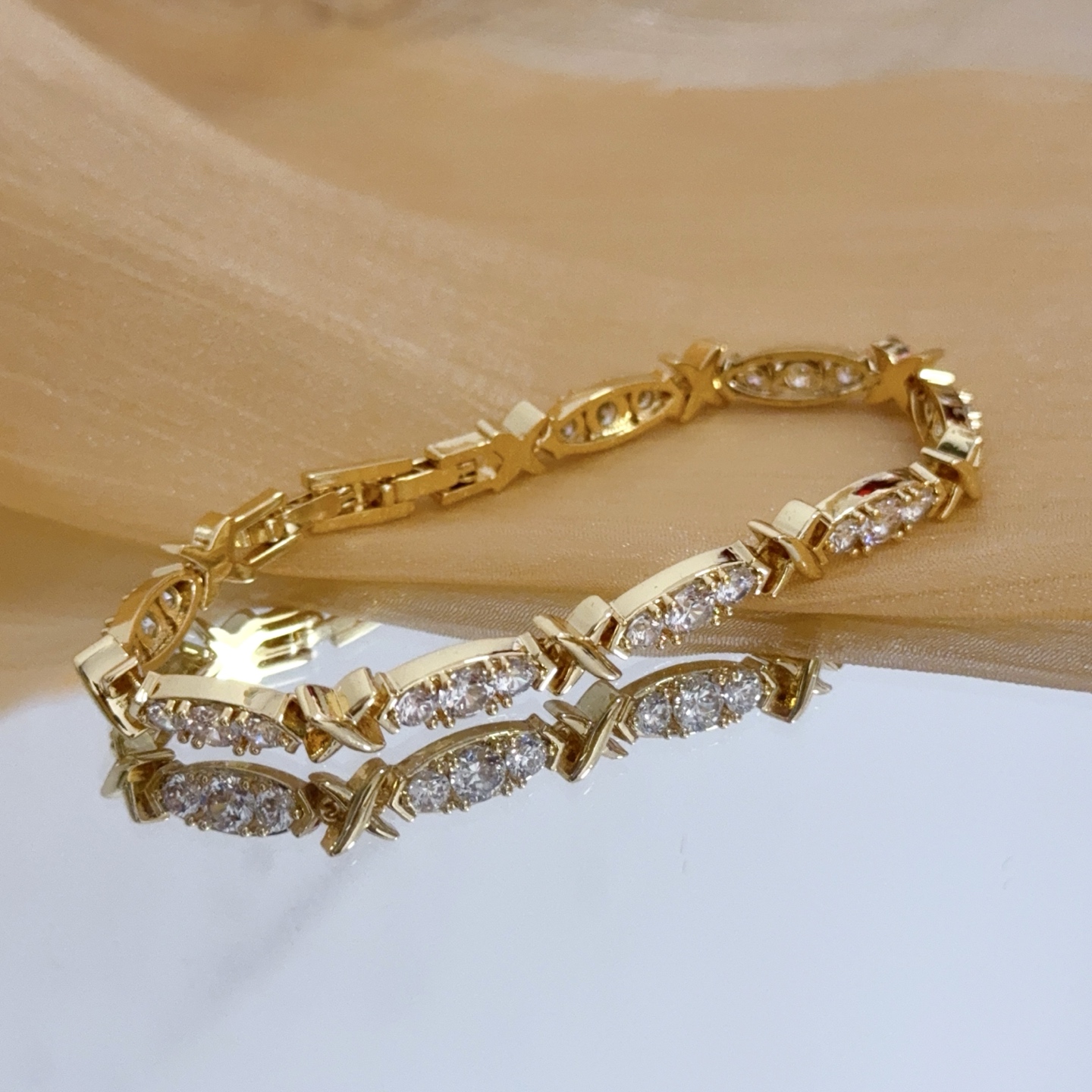 Piaget X Link Diamond Line Bracelet bracelet Yellow gold with clear round brilliant diamonds 18cm