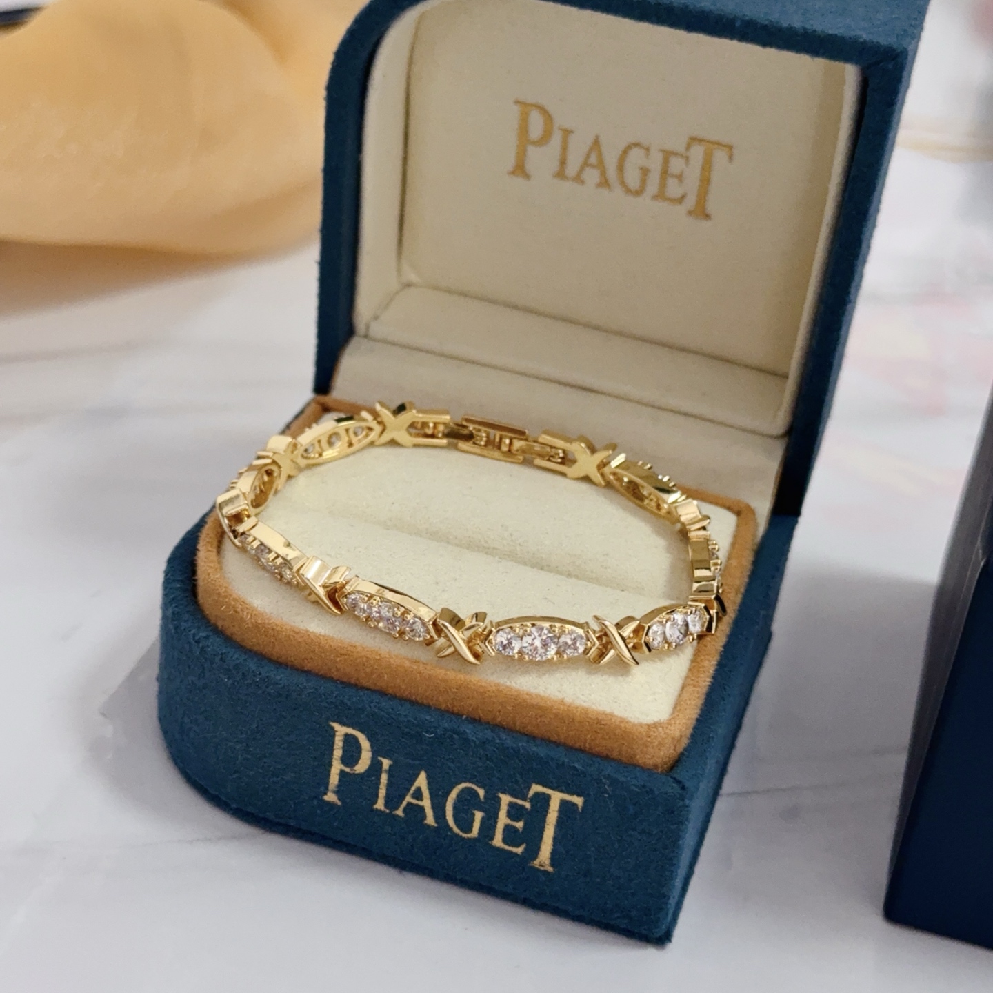 Piaget X Link Diamond Line Bracelet bracelet Yellow gold with clear round brilliant diamonds 18cm