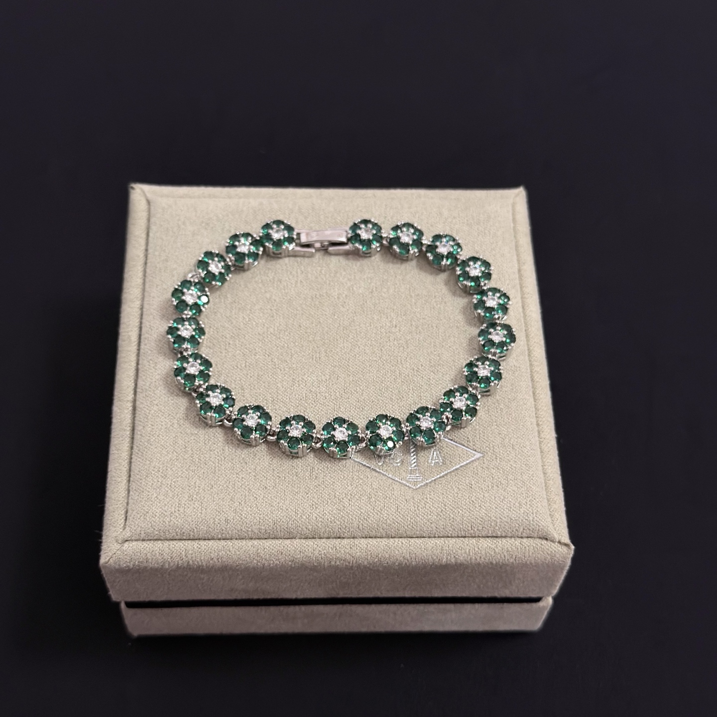 Van Cleef Arpels Fleurette bracelet silver-toned white gold metal emerald green gemstones clear white diamonds 18cm