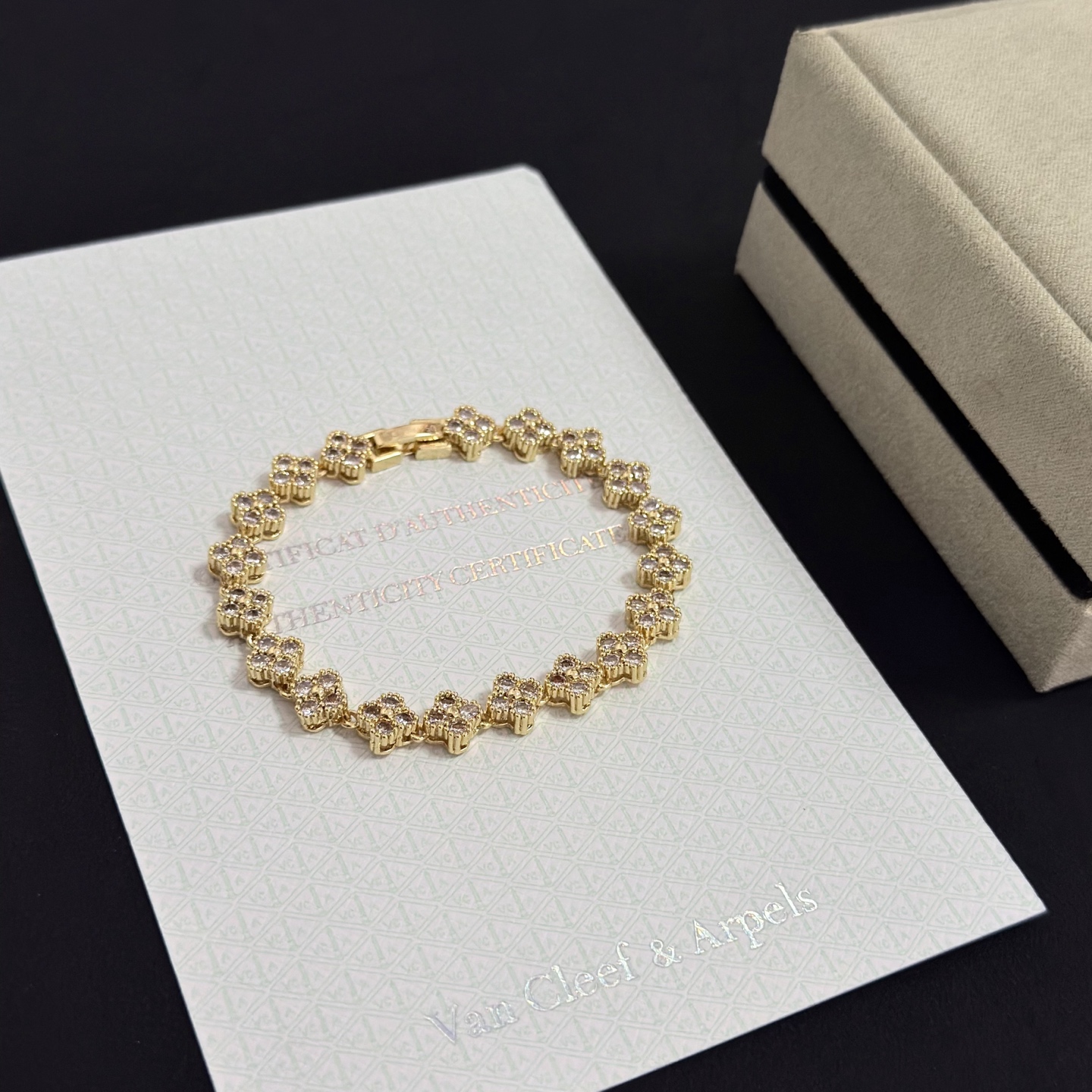 Bracciale Van Cleef Arpels Quadrifoglio intagliato a più strati intarsiato con diamanti Bracciale in metallo oro giallo con pietre diamantate trasparenti 18 cm