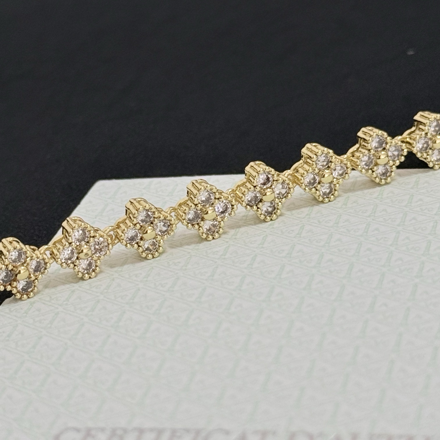 Bracciale Van Cleef Arpels Quadrifoglio intagliato a più strati intarsiato con diamanti Bracciale in metallo oro giallo con pietre diamantate trasparenti 18 cm