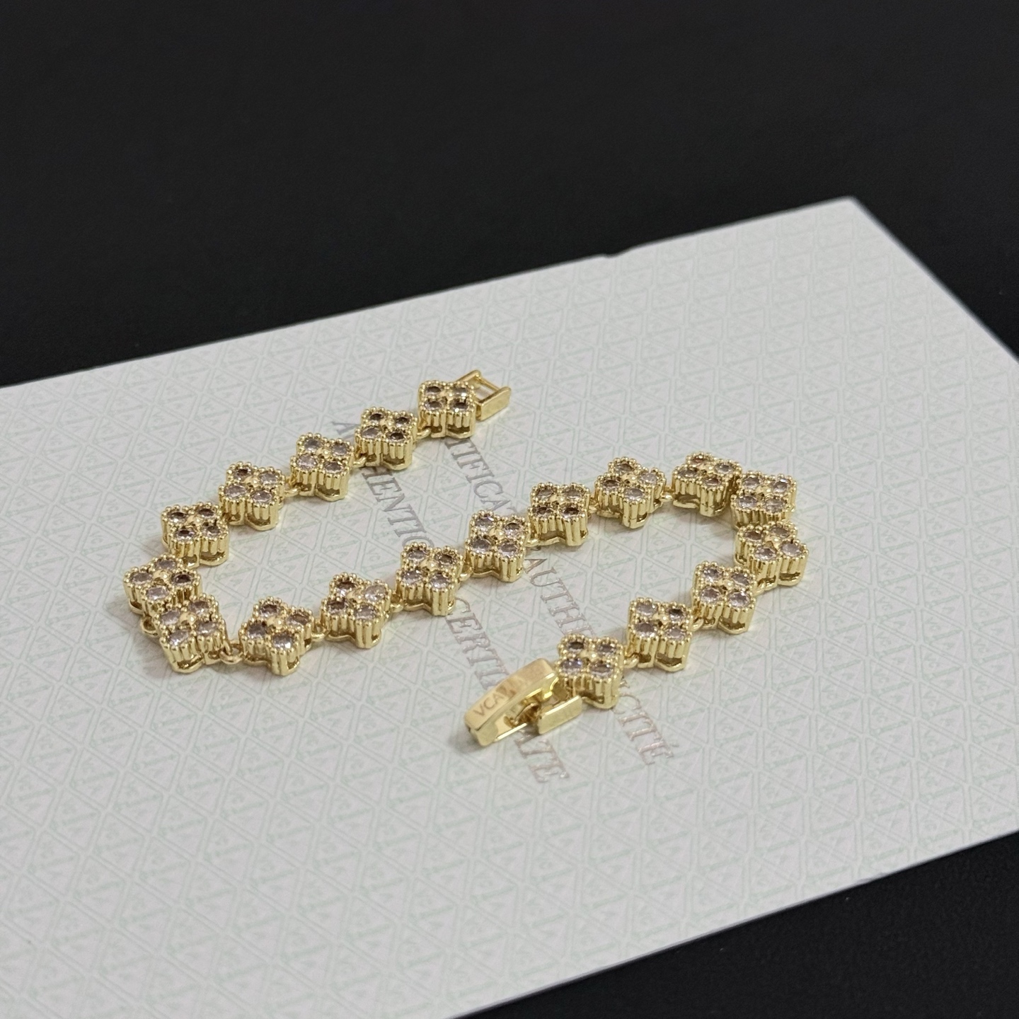 Bracciale Van Cleef Arpels Quadrifoglio intagliato a più strati intarsiato con diamanti Bracciale in metallo oro giallo con pietre diamantate trasparenti 18 cm