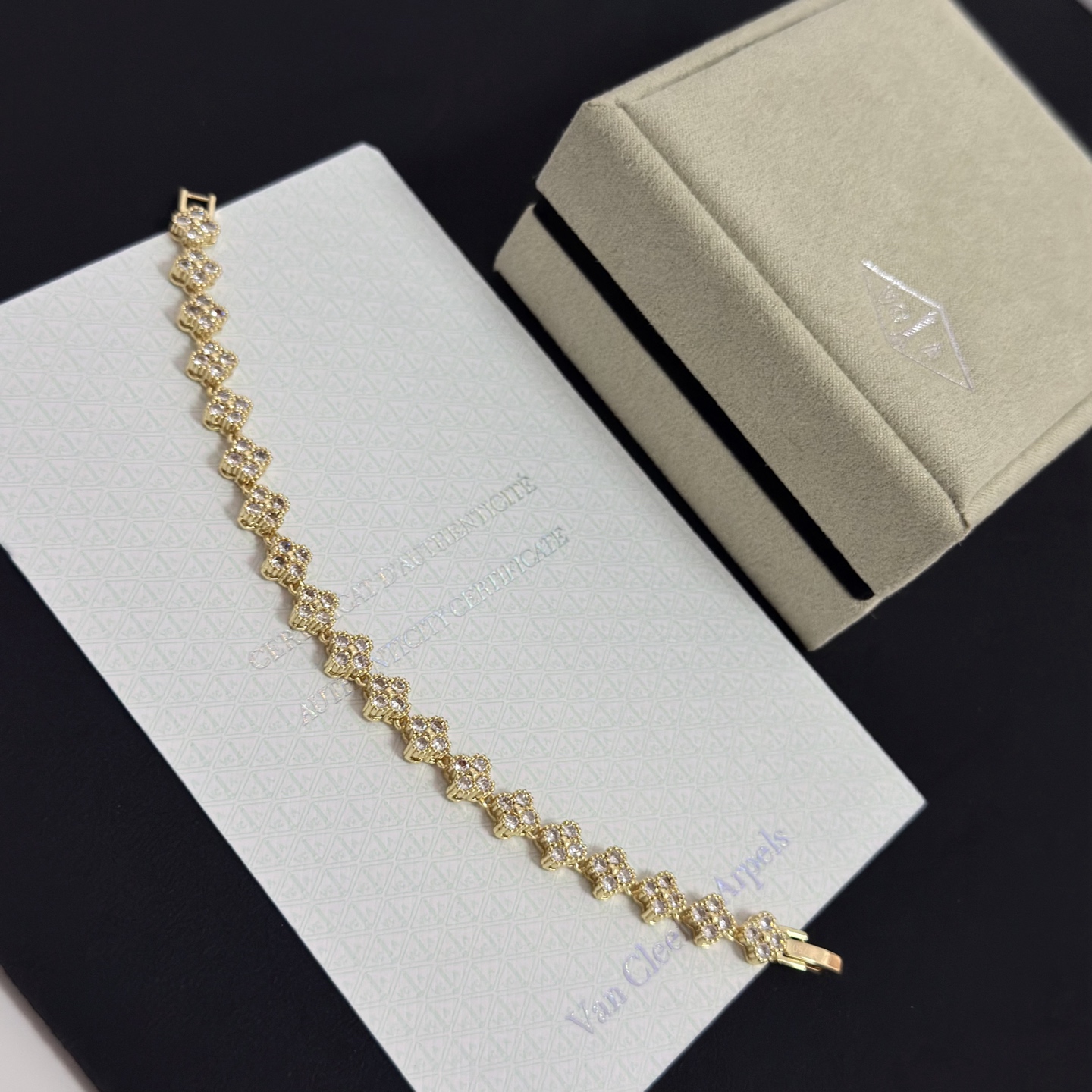 Bracciale Van Cleef Arpels Quadrifoglio intagliato a più strati intarsiato con diamanti Bracciale in metallo oro giallo con pietre diamantate trasparenti 18 cm