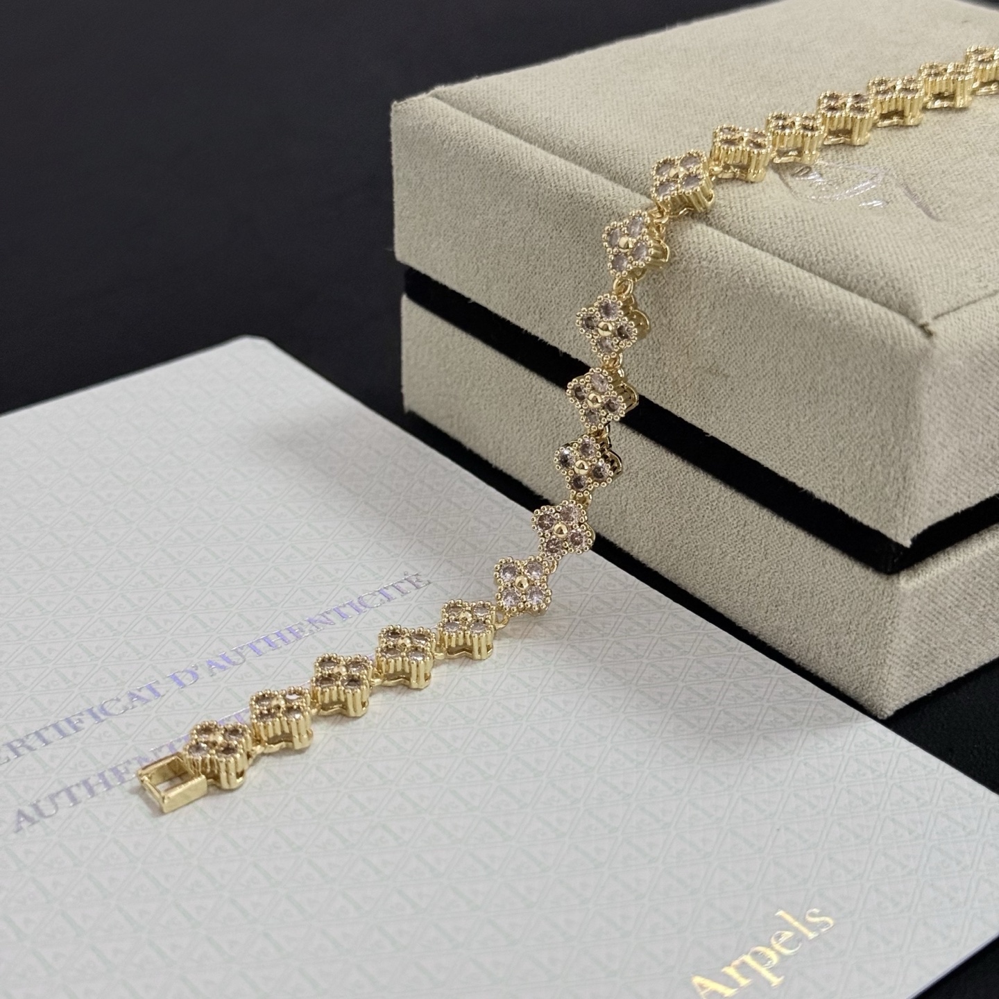 Bracciale Van Cleef Arpels Quadrifoglio intagliato a più strati intarsiato con diamanti Bracciale in metallo oro giallo con pietre diamantate trasparenti 18 cm
