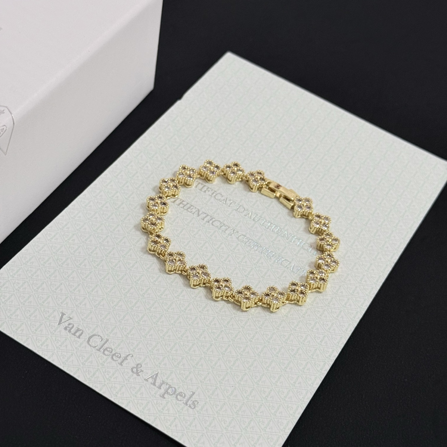 Bracciale Van Cleef Arpels Quadrifoglio intagliato a più strati intarsiato con diamanti Bracciale in metallo oro giallo con pietre diamantate trasparenti 18 cm
