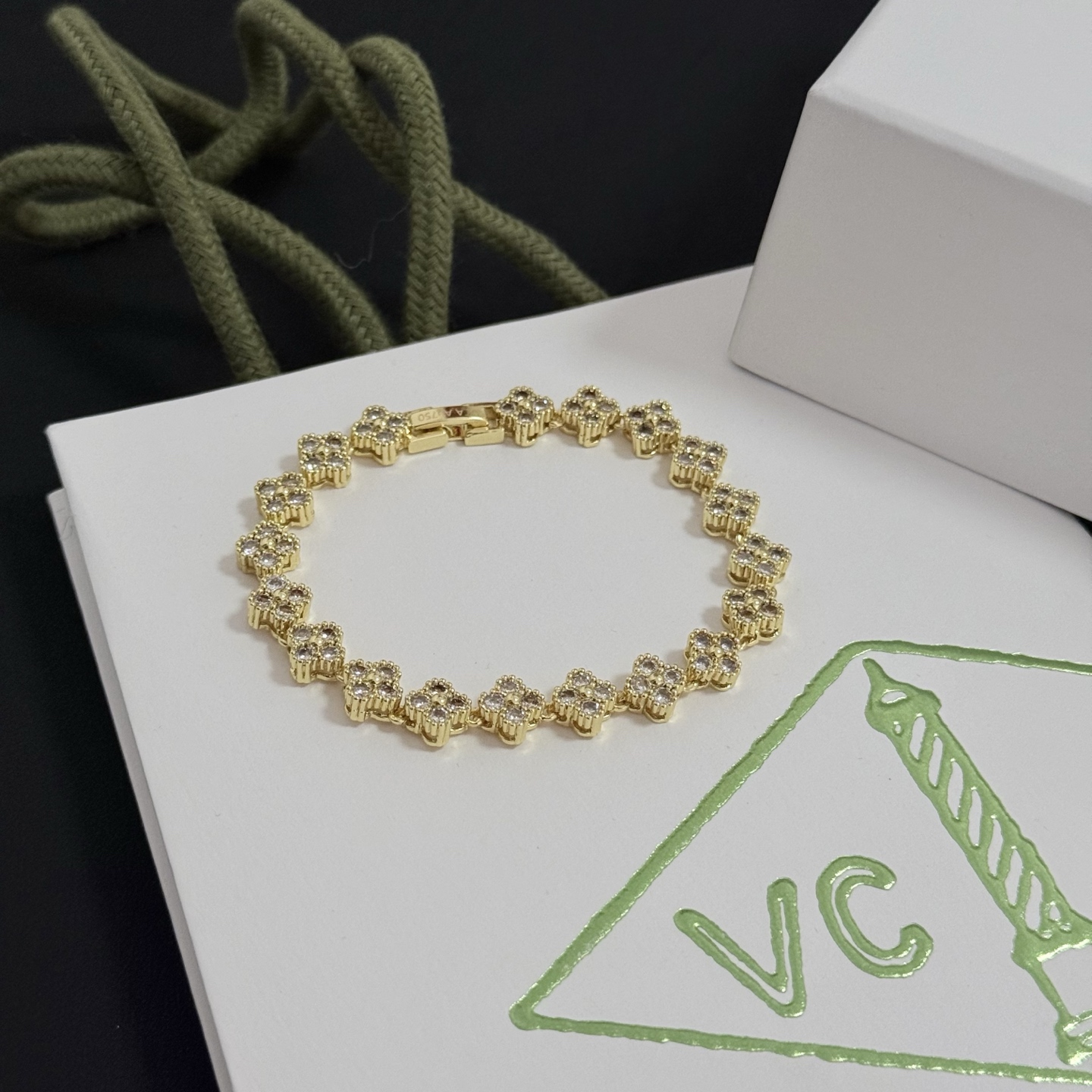 Bracciale Van Cleef Arpels Quadrifoglio intagliato a più strati intarsiato con diamanti Bracciale in metallo oro giallo con pietre diamantate trasparenti 18 cm