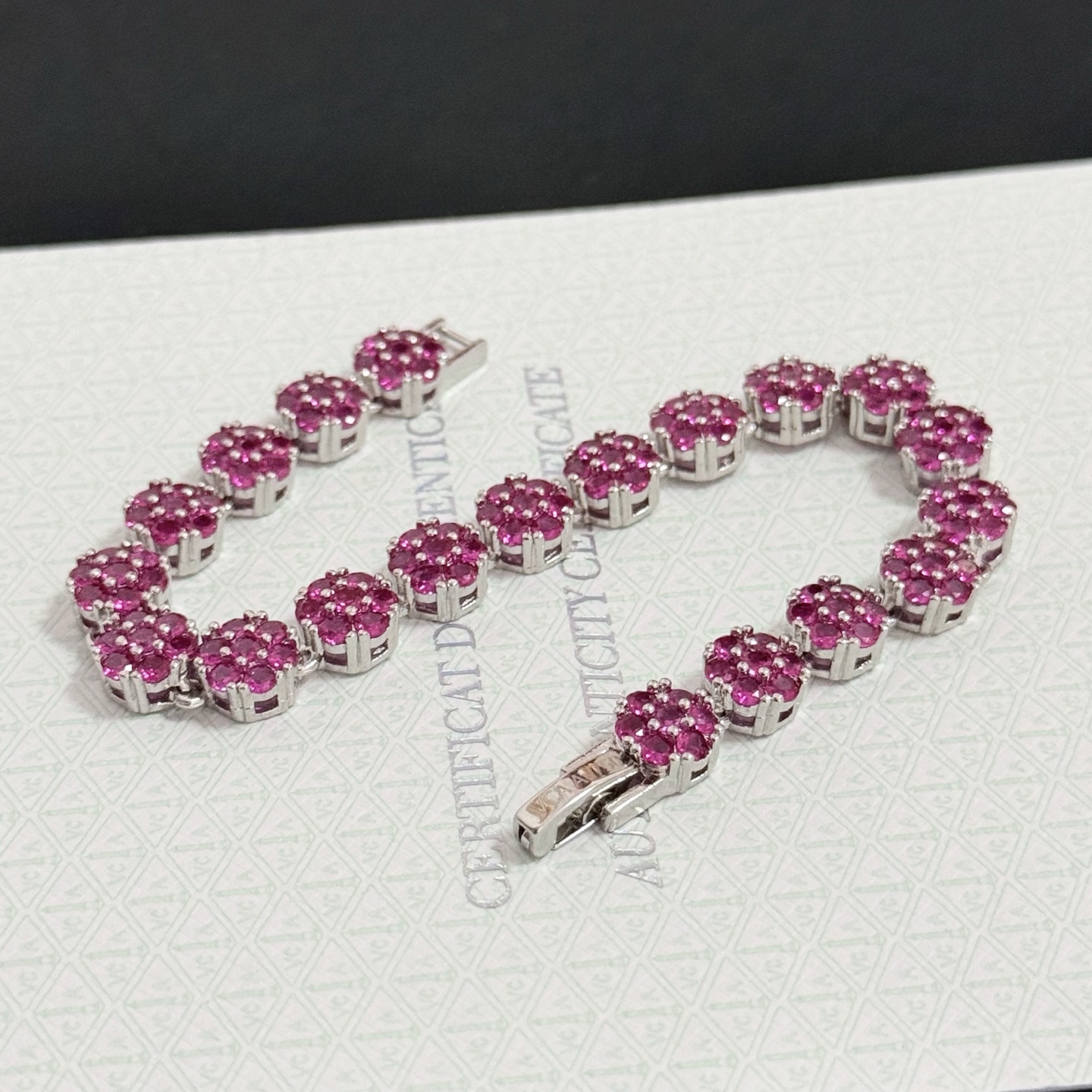 Bracelet Van Cleef Arpels Trèfle à Quatre Feuilles métal argenté avec pierres précieuses rose fuchsia 18cm
