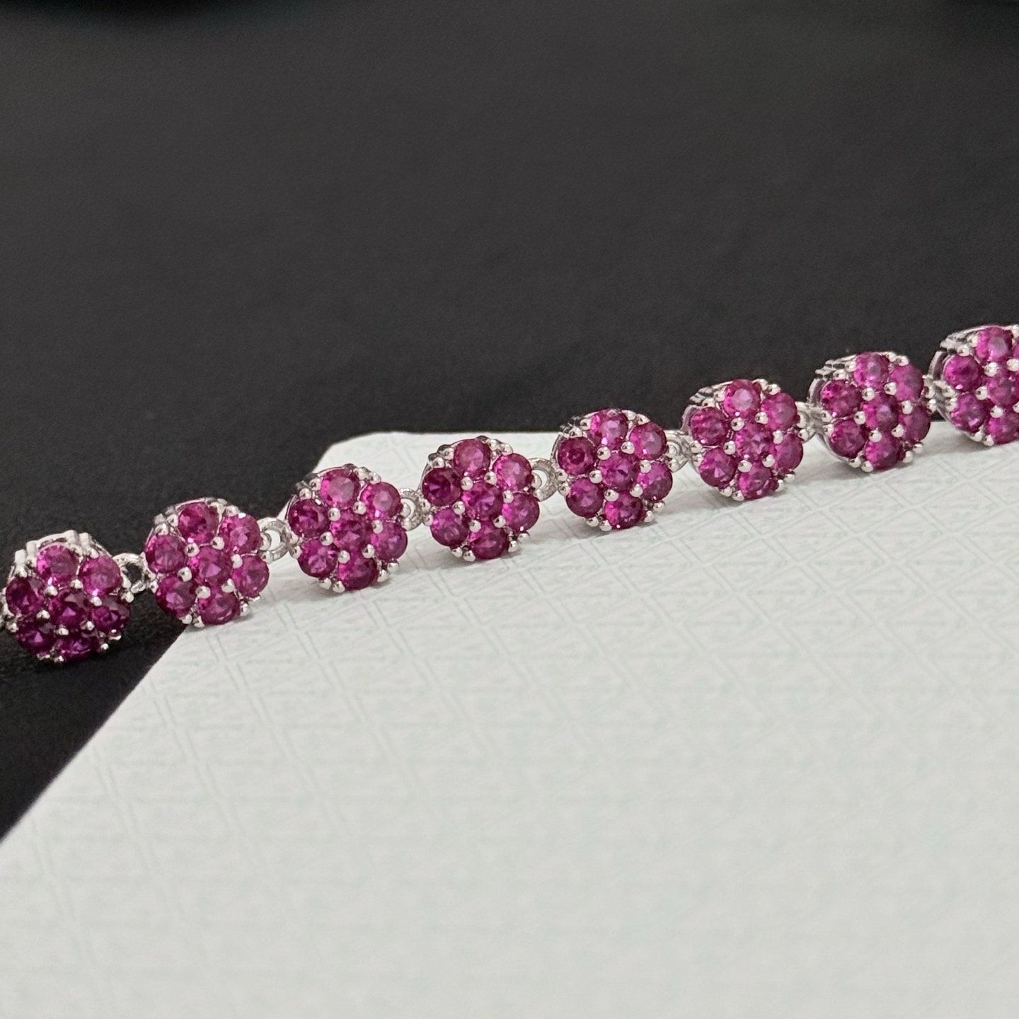 Bracelet Van Cleef Arpels Trèfle à Quatre Feuilles métal argenté avec pierres précieuses rose fuchsia 18cm