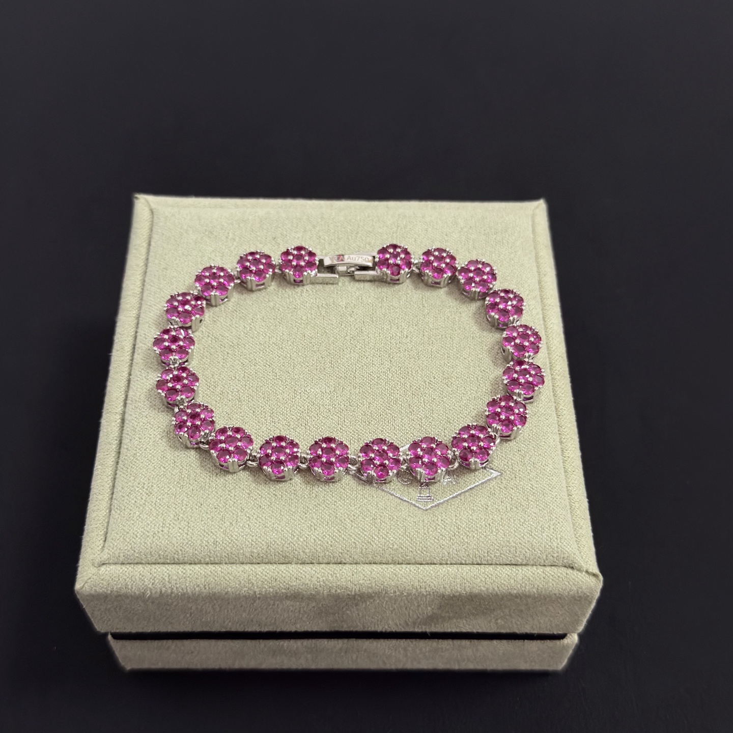 Bracelet Van Cleef Arpels Trèfle à Quatre Feuilles métal argenté avec pierres précieuses rose fuchsia 18cm