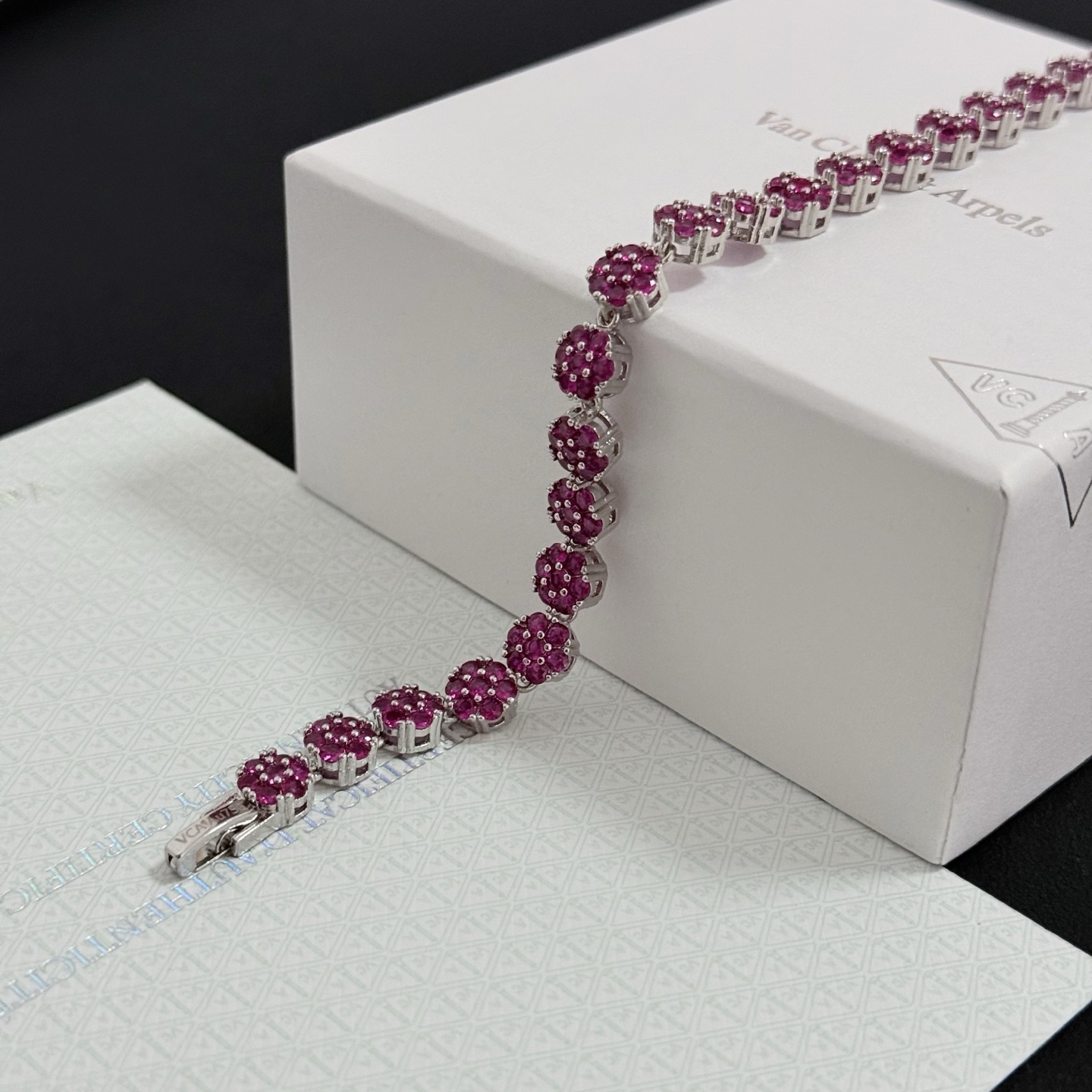 Bracelet Van Cleef Arpels Trèfle à Quatre Feuilles métal argenté avec pierres précieuses rose fuchsia 18cm