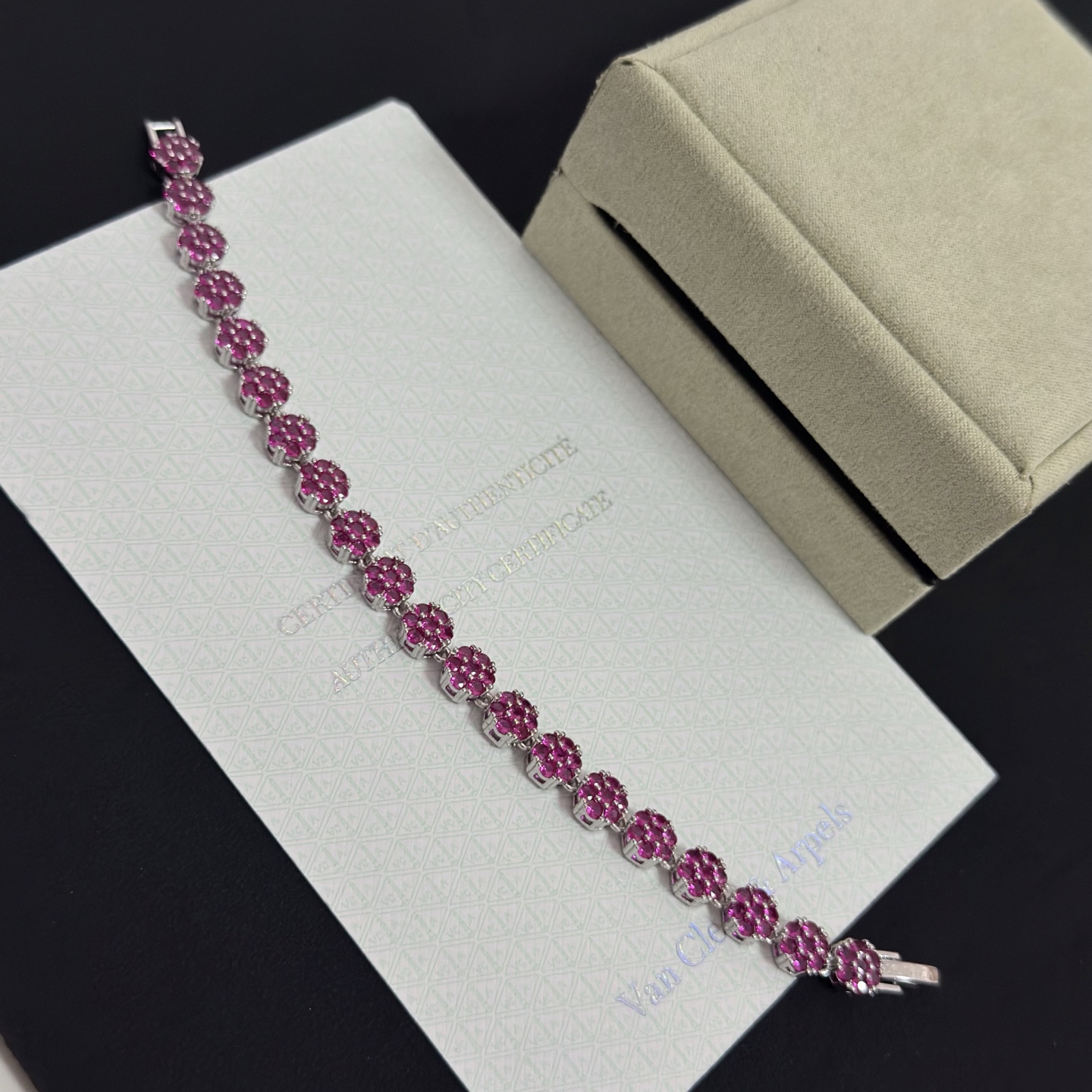 Bracelet Van Cleef Arpels Trèfle à Quatre Feuilles métal argenté avec pierres précieuses rose fuchsia 18cm