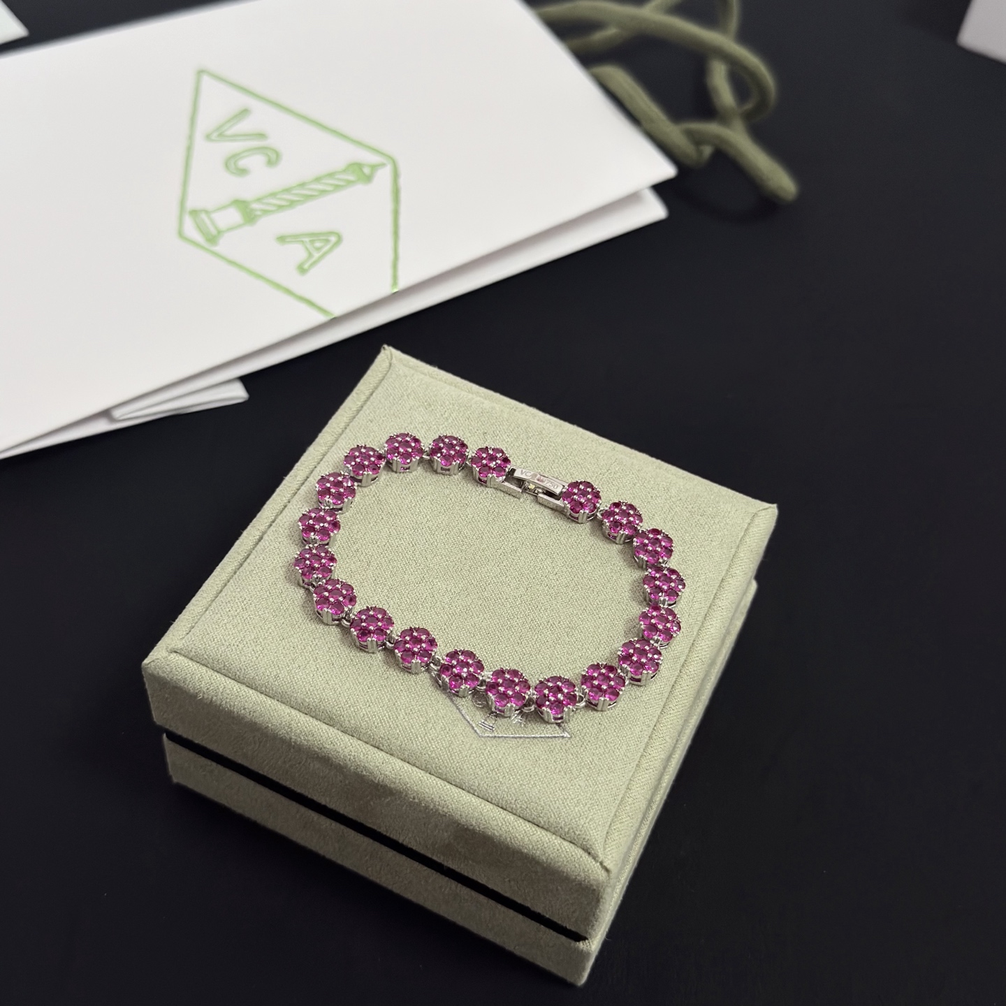 Bracelet Van Cleef Arpels Trèfle à Quatre Feuilles métal argenté avec pierres précieuses rose fuchsia 18cm