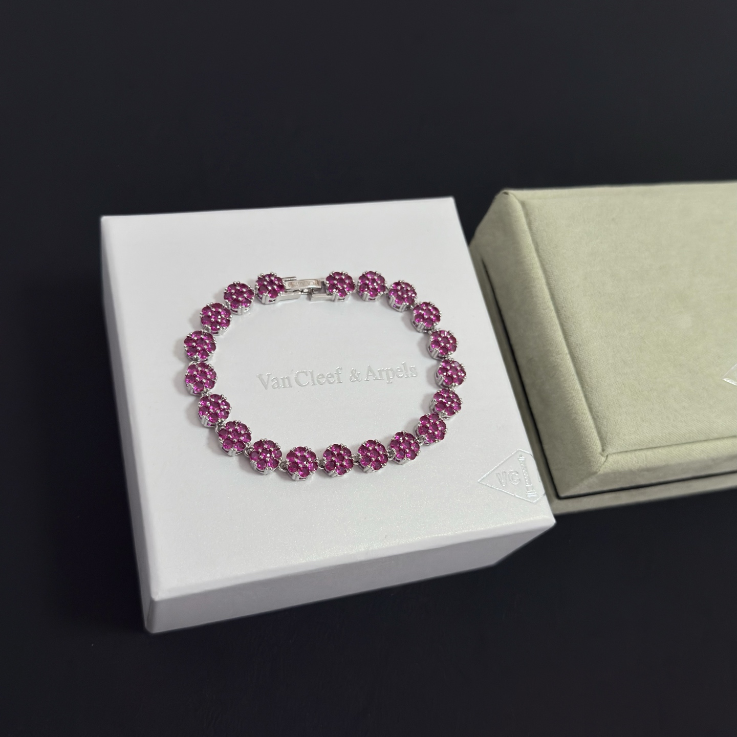 Bracelet Van Cleef Arpels Trèfle à Quatre Feuilles métal argenté avec pierres précieuses rose fuchsia 18cm