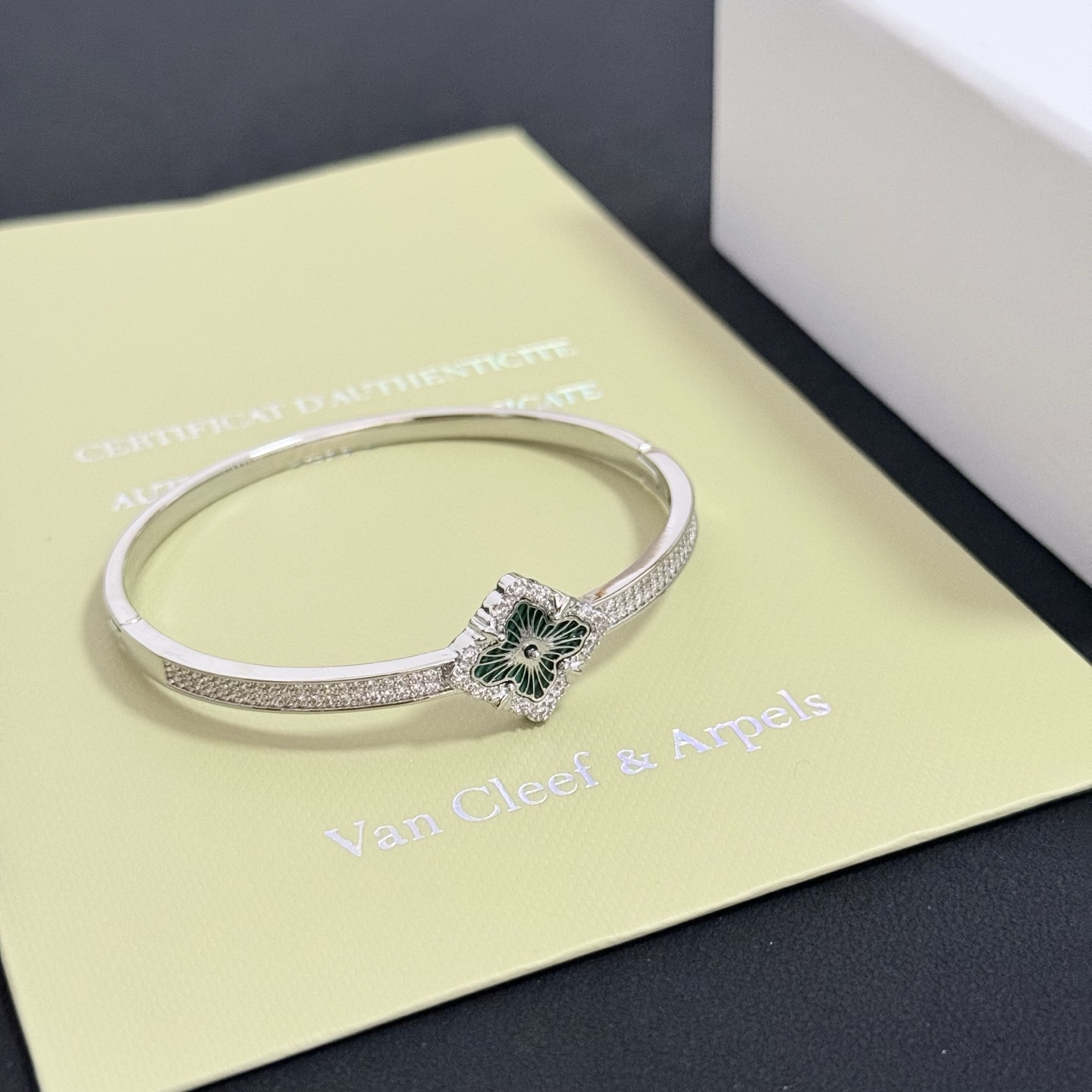Van Cleef Arpels Pulsera Alhambra metal plateado esmalte verde diamantes transparentes 17cm