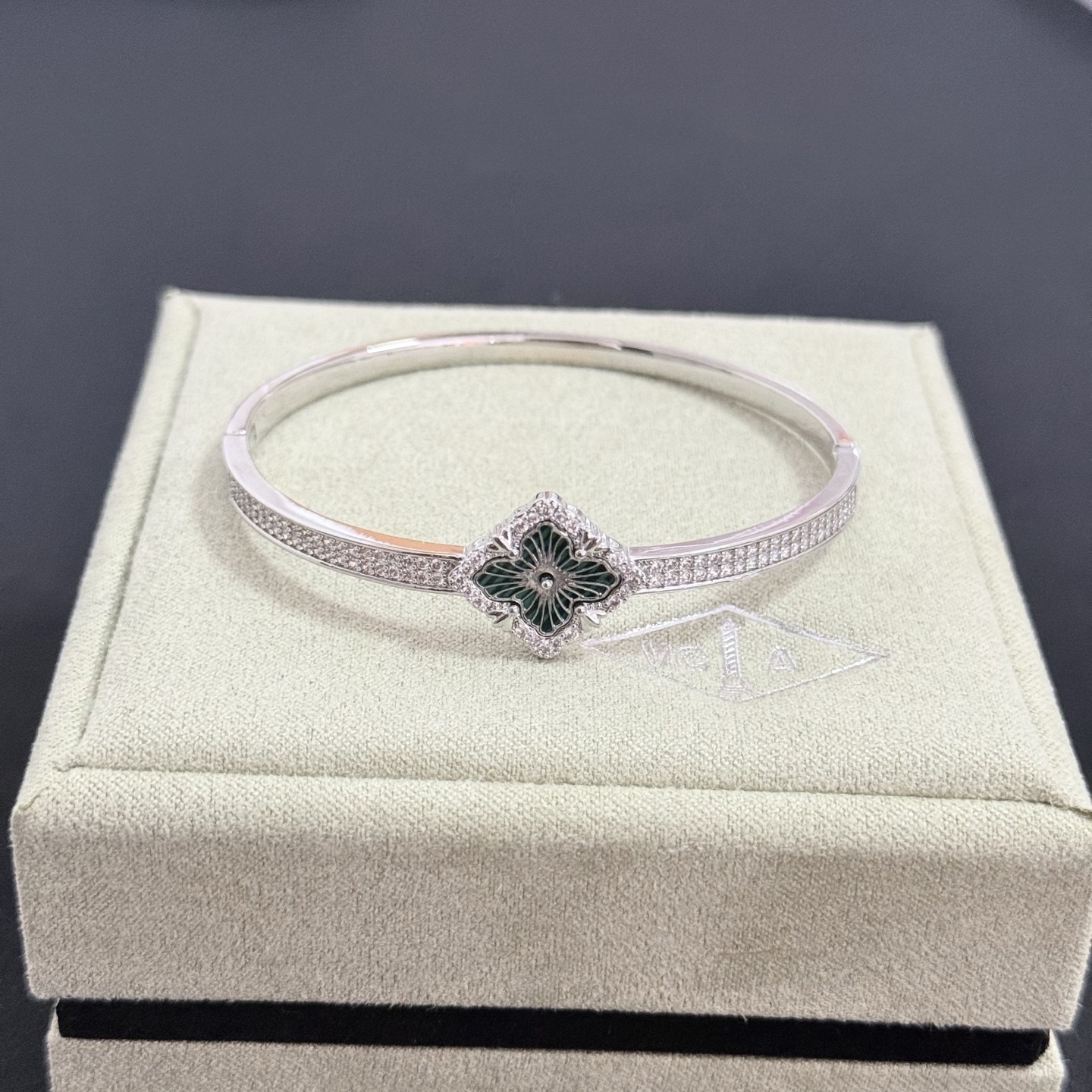 Van Cleef Arpels Pulsera Alhambra metal plateado esmalte verde diamantes transparentes 17cm