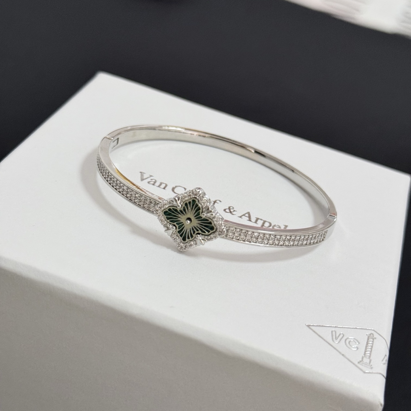 Van Cleef Arpels Pulsera Alhambra metal plateado esmalte verde diamantes transparentes 17cm