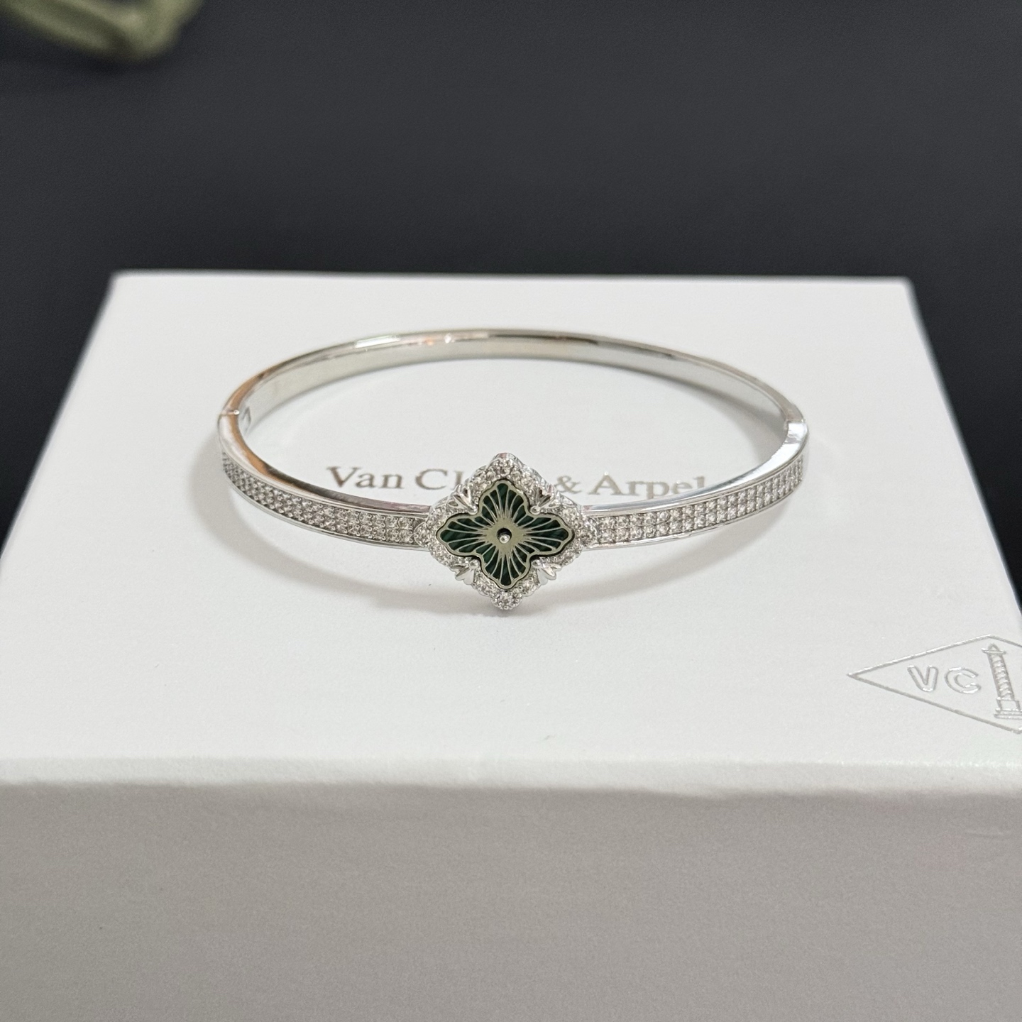 Van Cleef Arpels Pulsera Alhambra metal plateado esmalte verde diamantes transparentes 17cm
