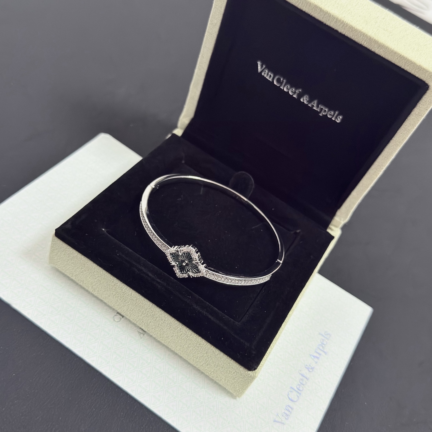 Van Cleef Arpels Pulsera Alhambra metal plateado esmalte verde diamantes transparentes 17cm