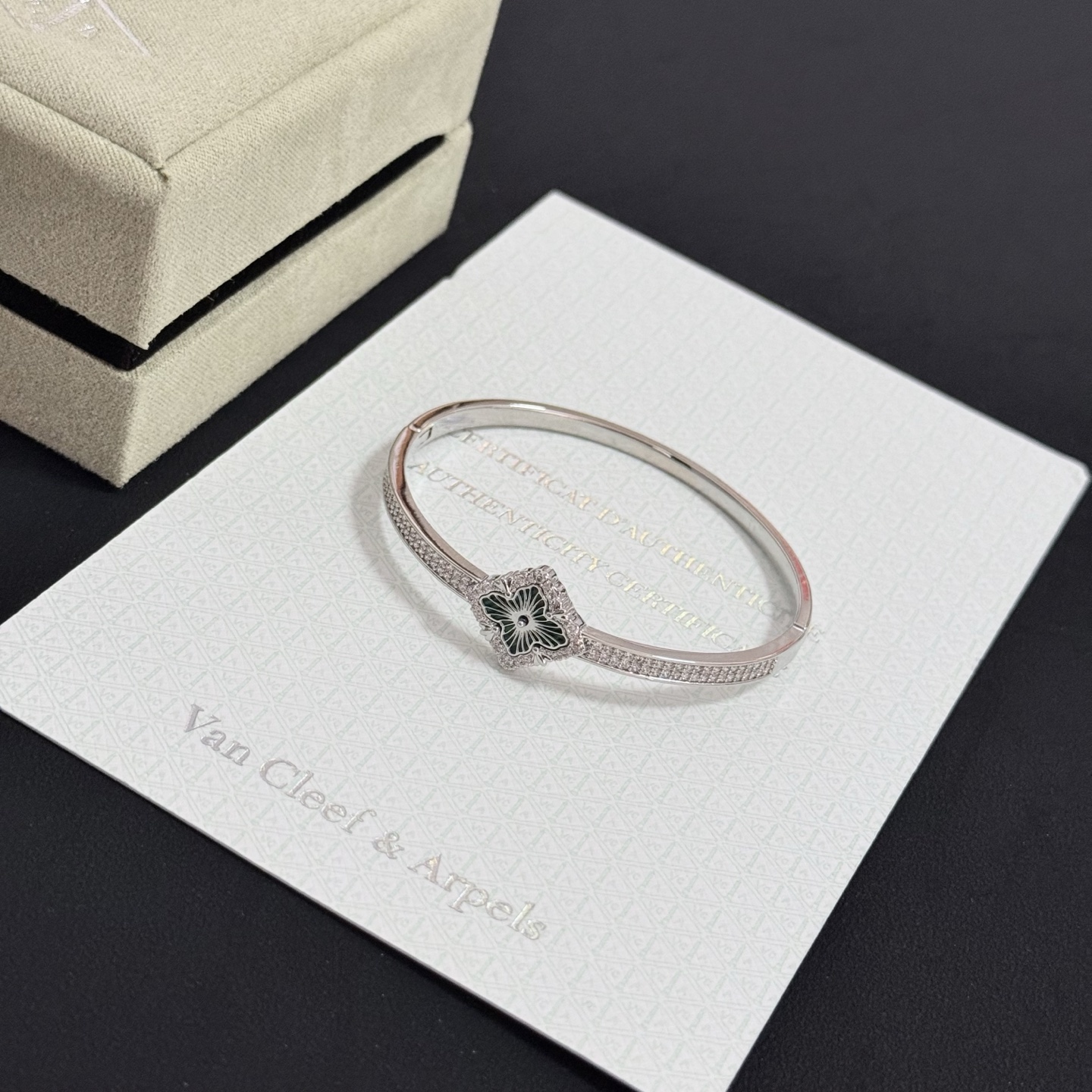 Van Cleef Arpels Pulsera Alhambra metal plateado esmalte verde diamantes transparentes 17cm
