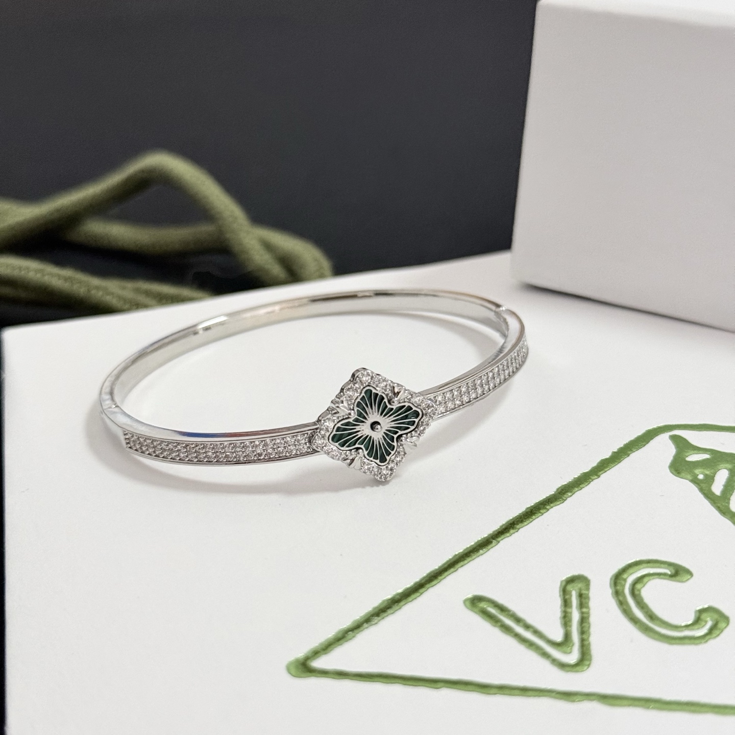 Van Cleef Arpels Pulsera Alhambra metal plateado esmalte verde diamantes transparentes 17cm