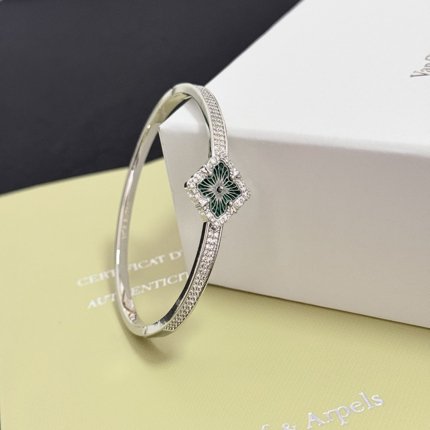 Van Cleef Arpels Pulsera Alhambra metal plateado esmalte verde diamantes transparentes 17cm
