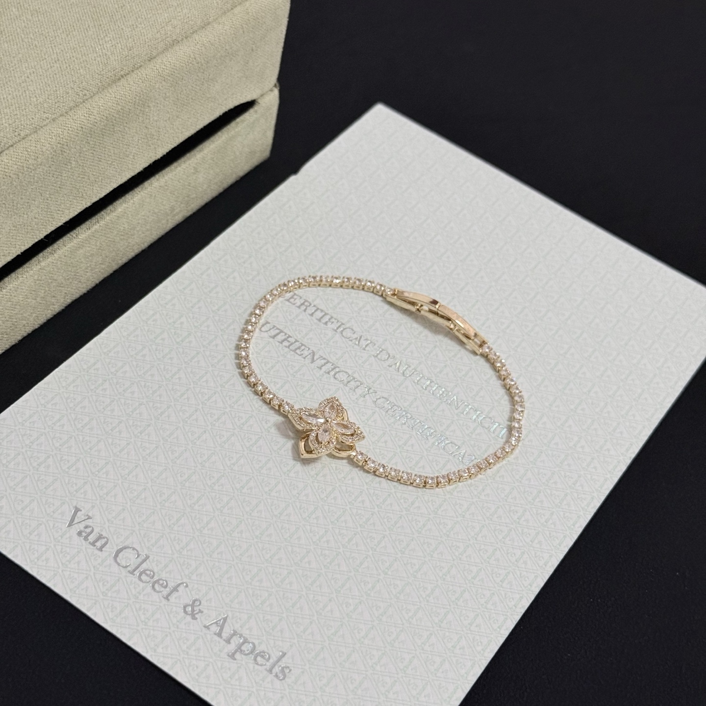 Van Cleef Arpels Lotus bracelet Yellow gold with clear diamonds 17cm