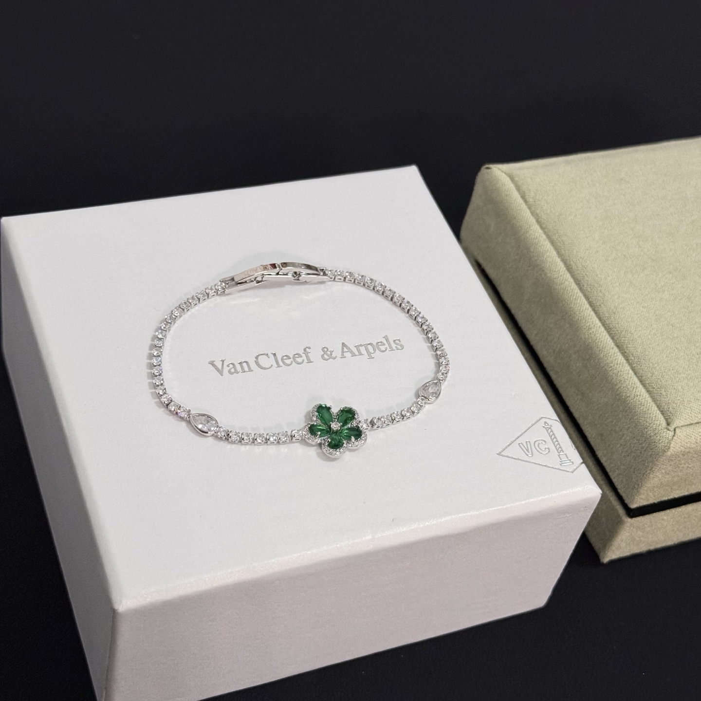 Van Cleef Arpels Frivole bracelet white gold diamond emerald 17cm