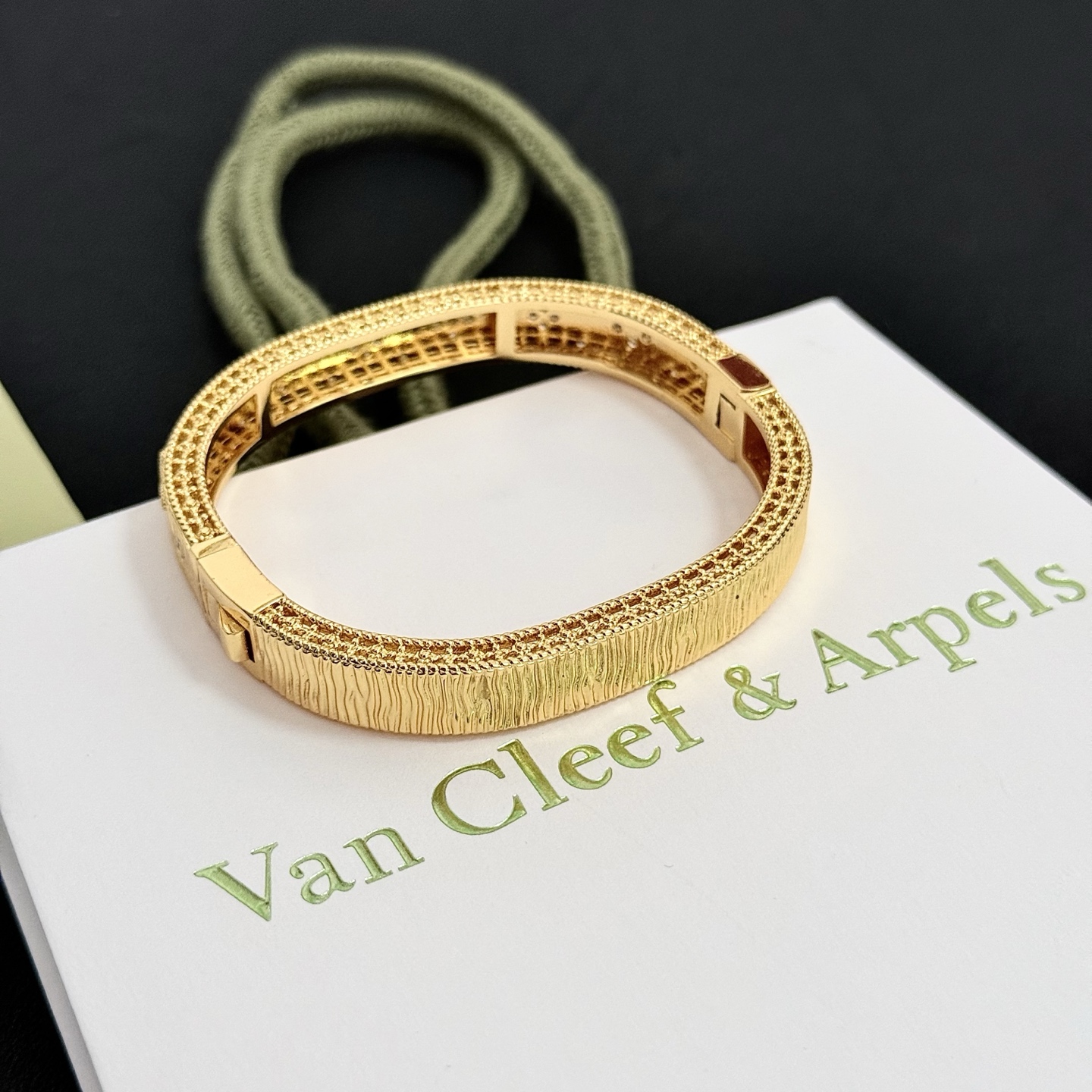 Bracciale Van Cleef Arpels Quadrifoglio in oro giallo con intarsio di diamanti 17 cm