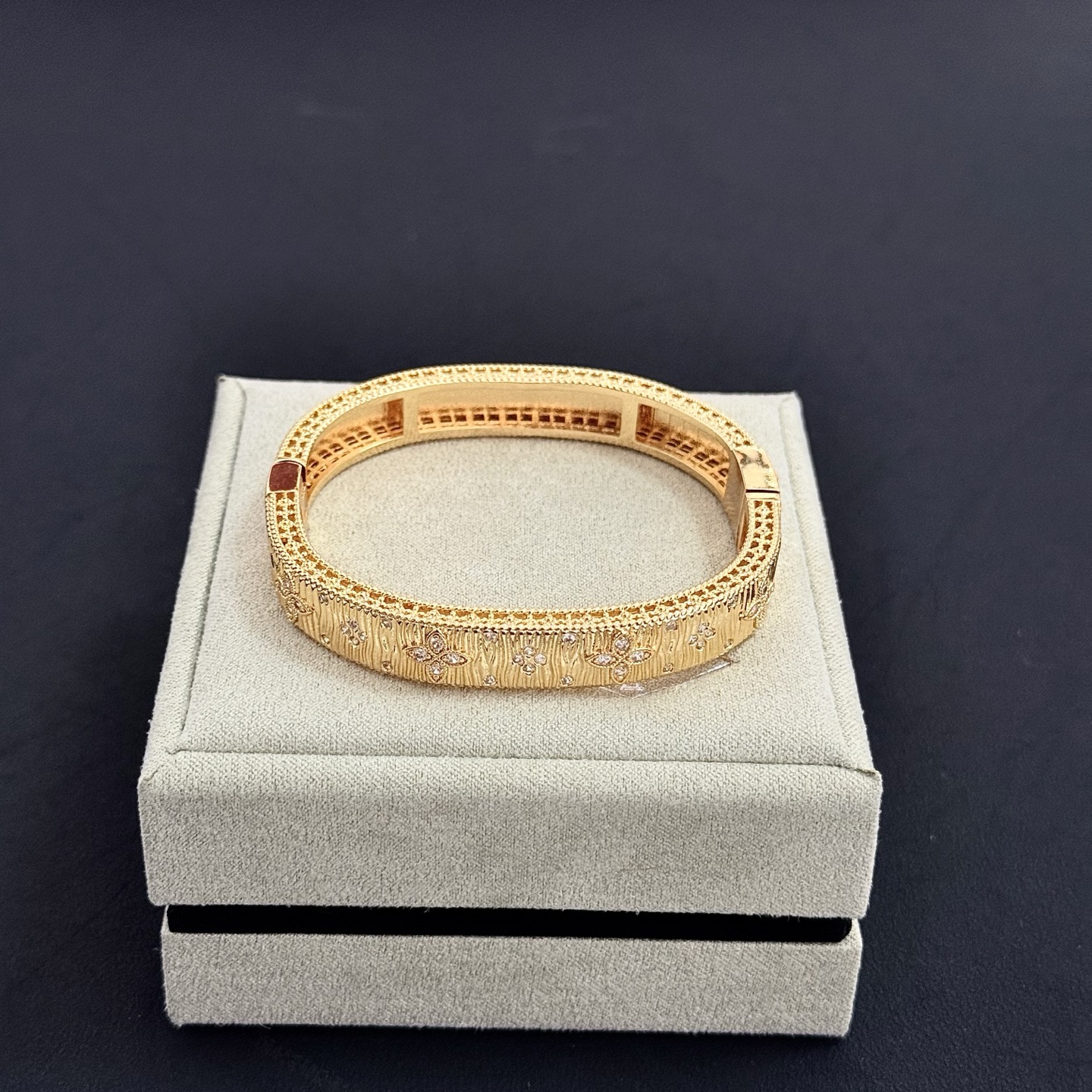 Bracciale Van Cleef Arpels Quadrifoglio in oro giallo con intarsio di diamanti 17 cm