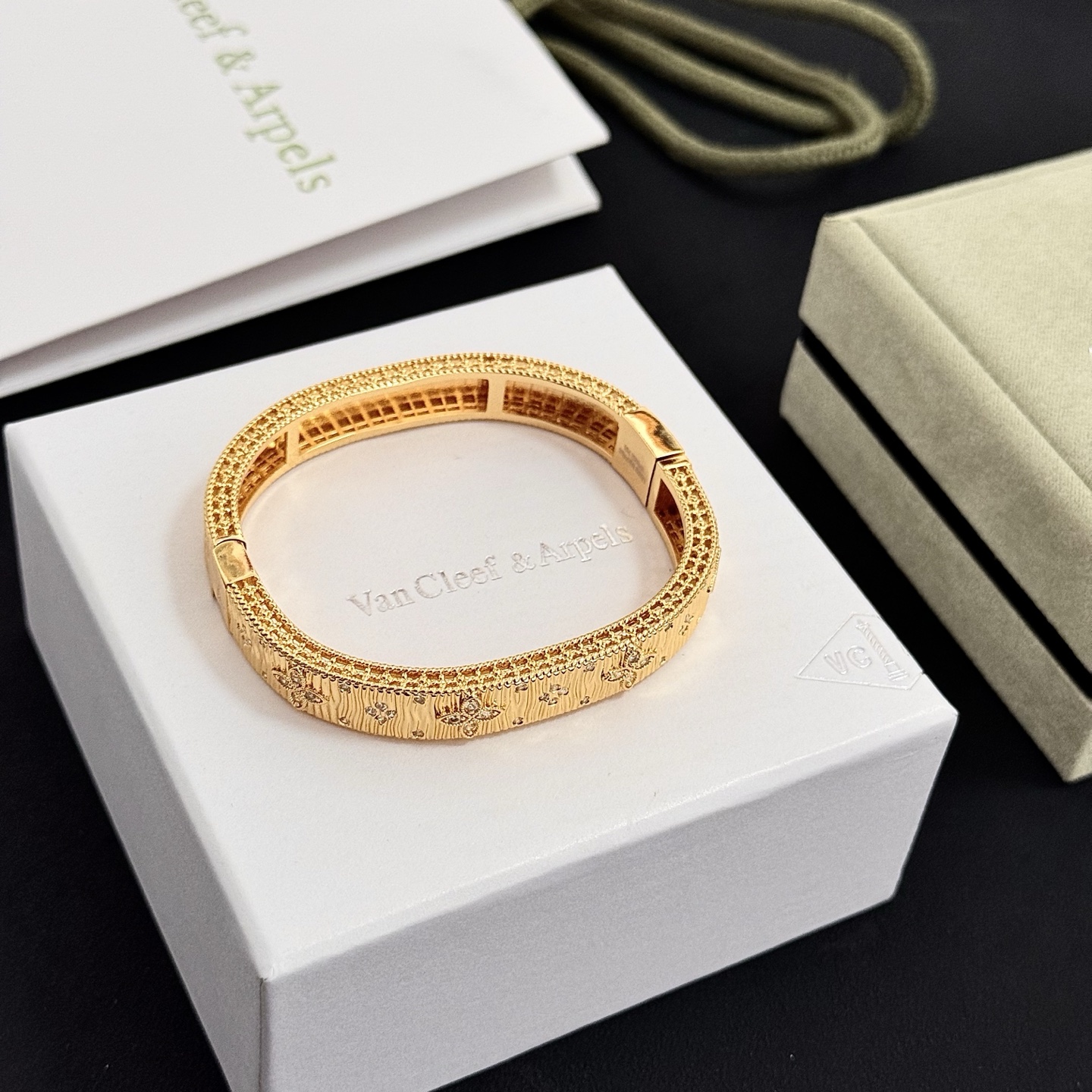 Bracciale Van Cleef Arpels Quadrifoglio in oro giallo con intarsio di diamanti 17 cm