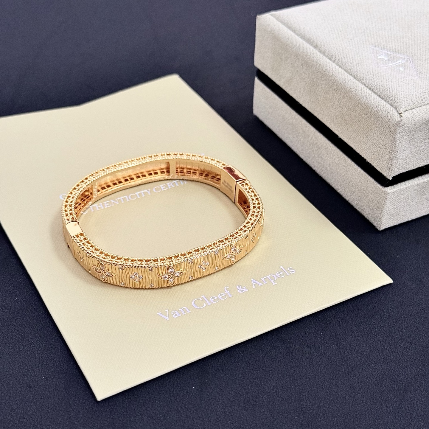 Bracciale Van Cleef Arpels Quadrifoglio in oro giallo con intarsio di diamanti 17 cm