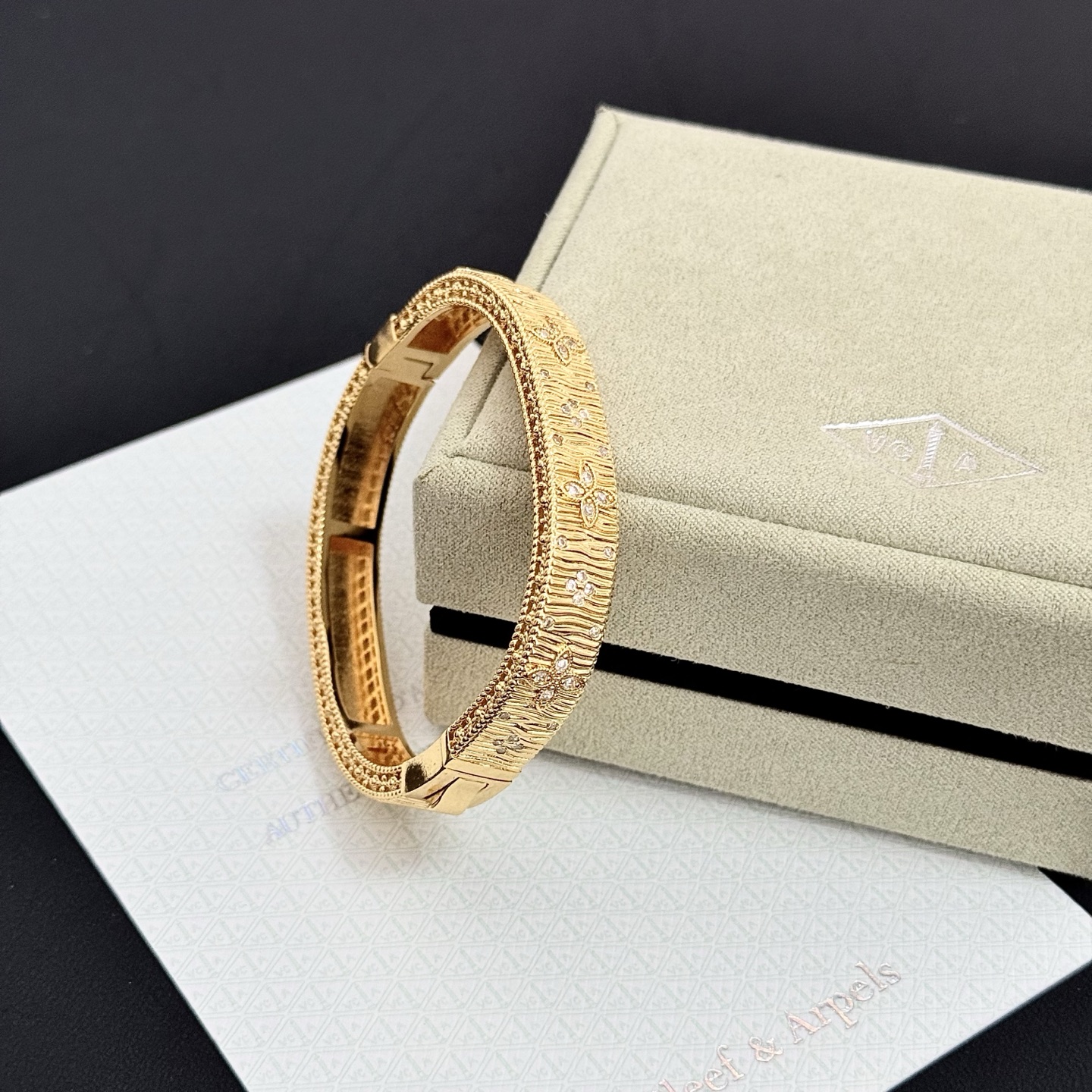 Bracciale Van Cleef Arpels Quadrifoglio in oro giallo con intarsio di diamanti 17 cm
