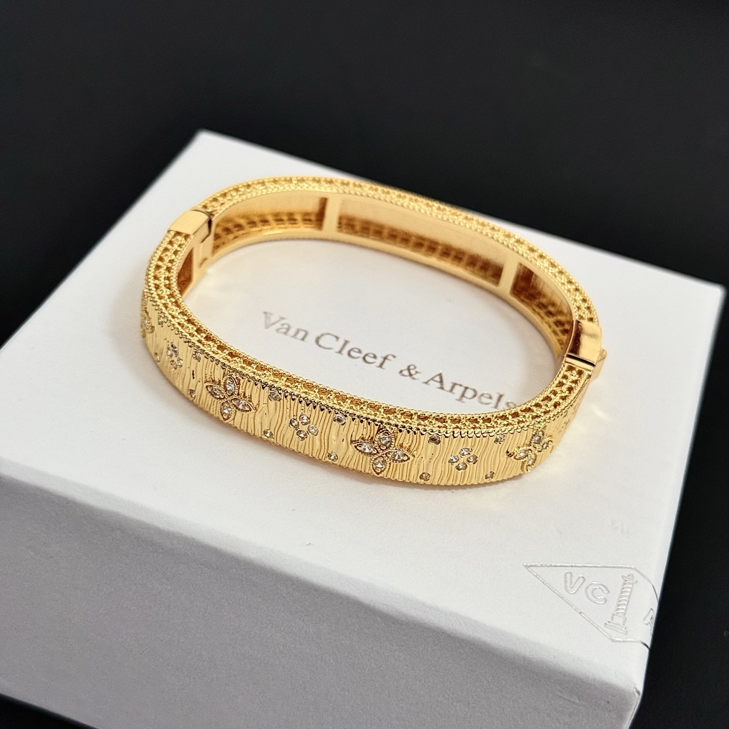 Bracciale Van Cleef Arpels Quadrifoglio in oro giallo con intarsio di diamanti 17 cm