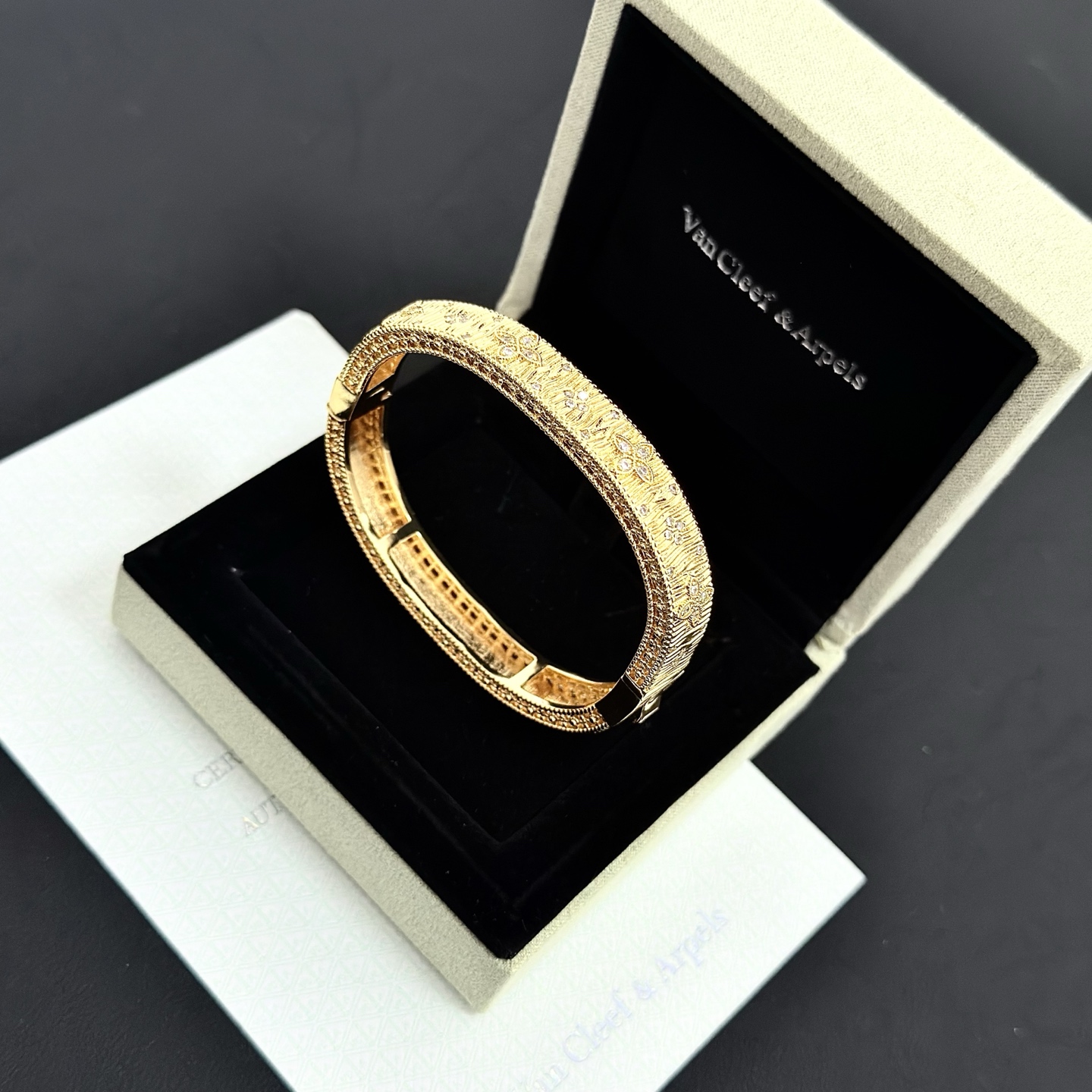Bracciale Van Cleef Arpels Quadrifoglio in oro giallo con intarsio di diamanti 17 cm